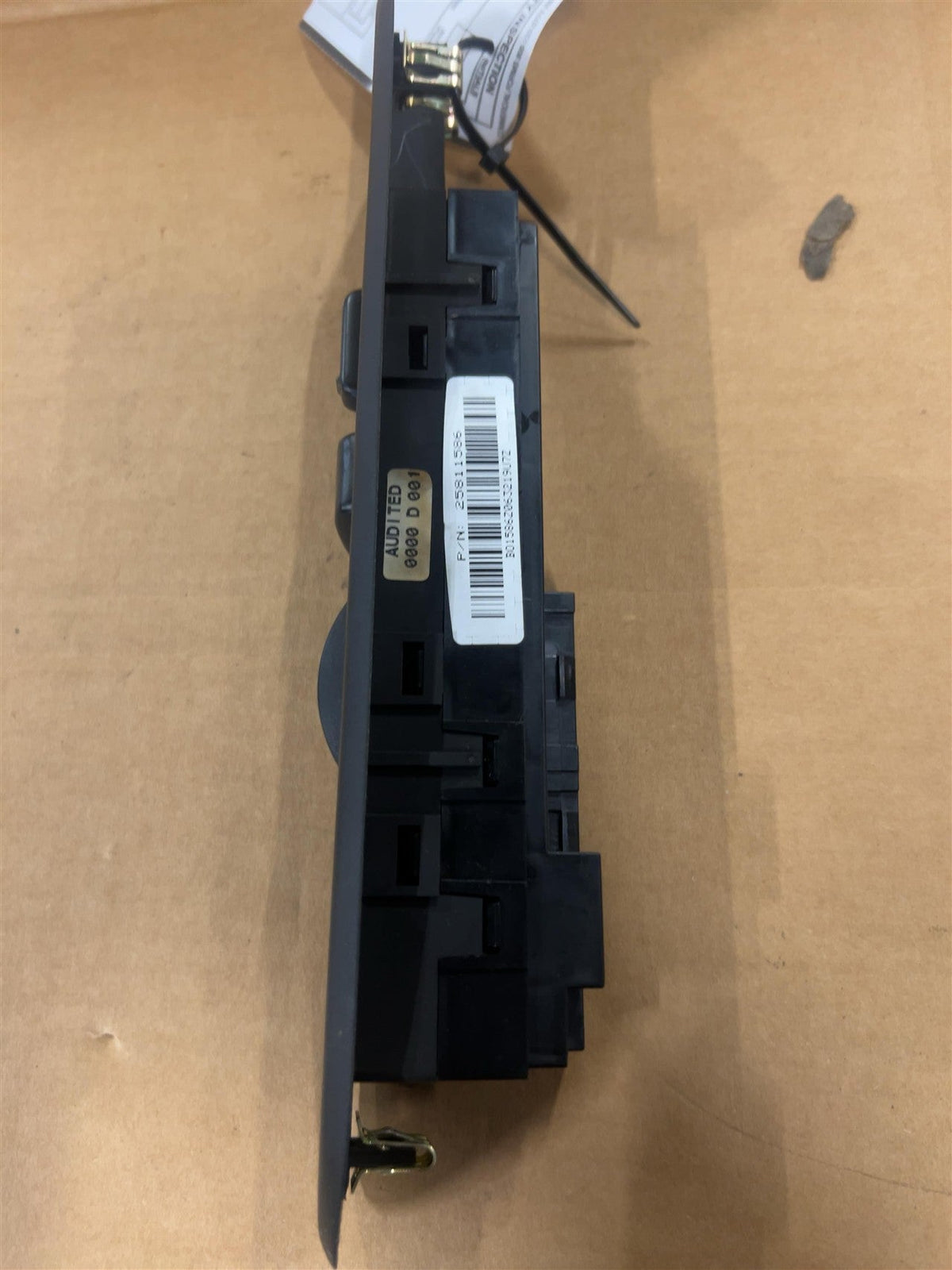 Window Master Switch from a 2007 Saab, photo 2