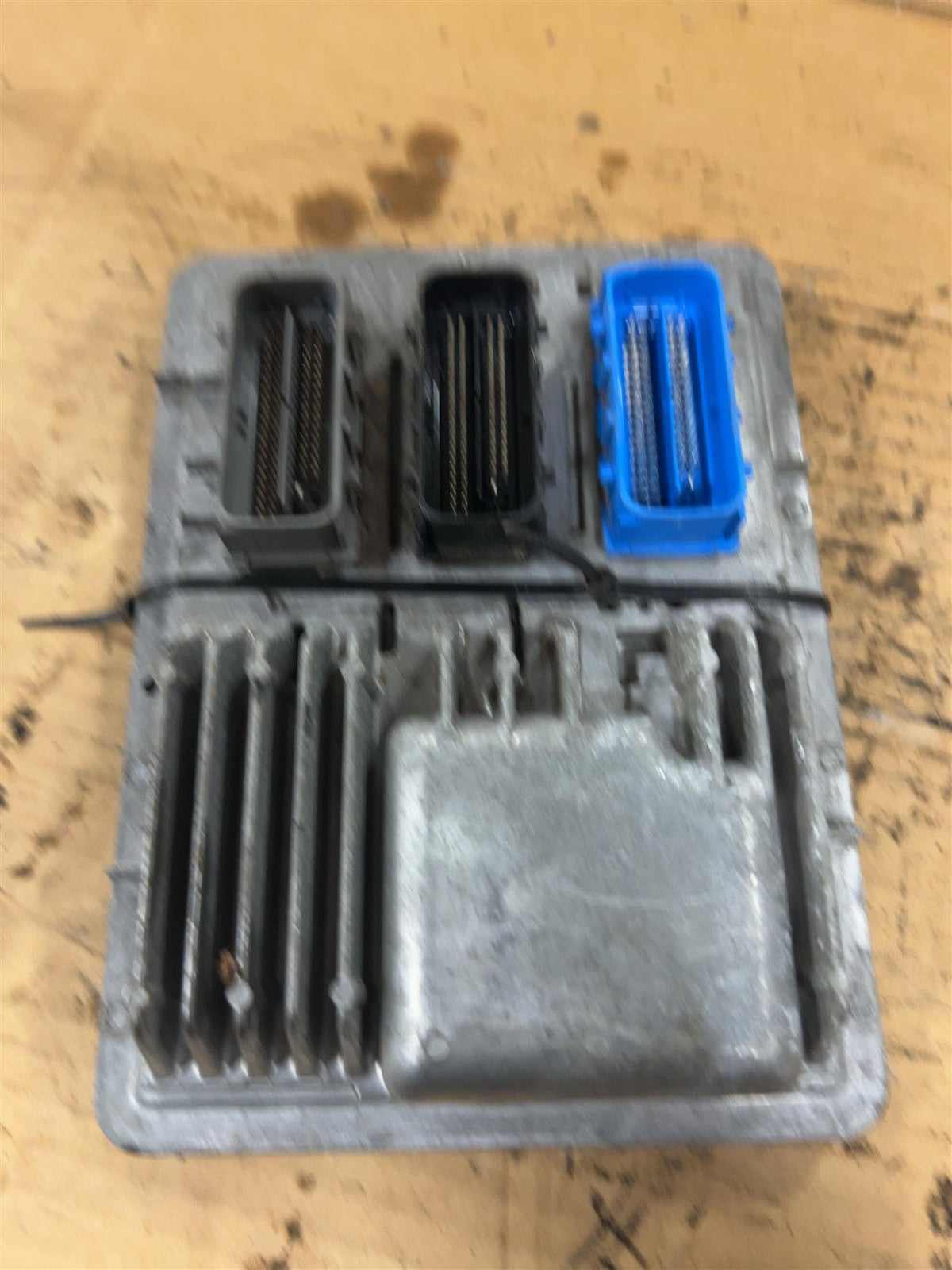 Engine Control Module (ECM/PCM) from a 2017 Chevrolet Cruze, photo 2