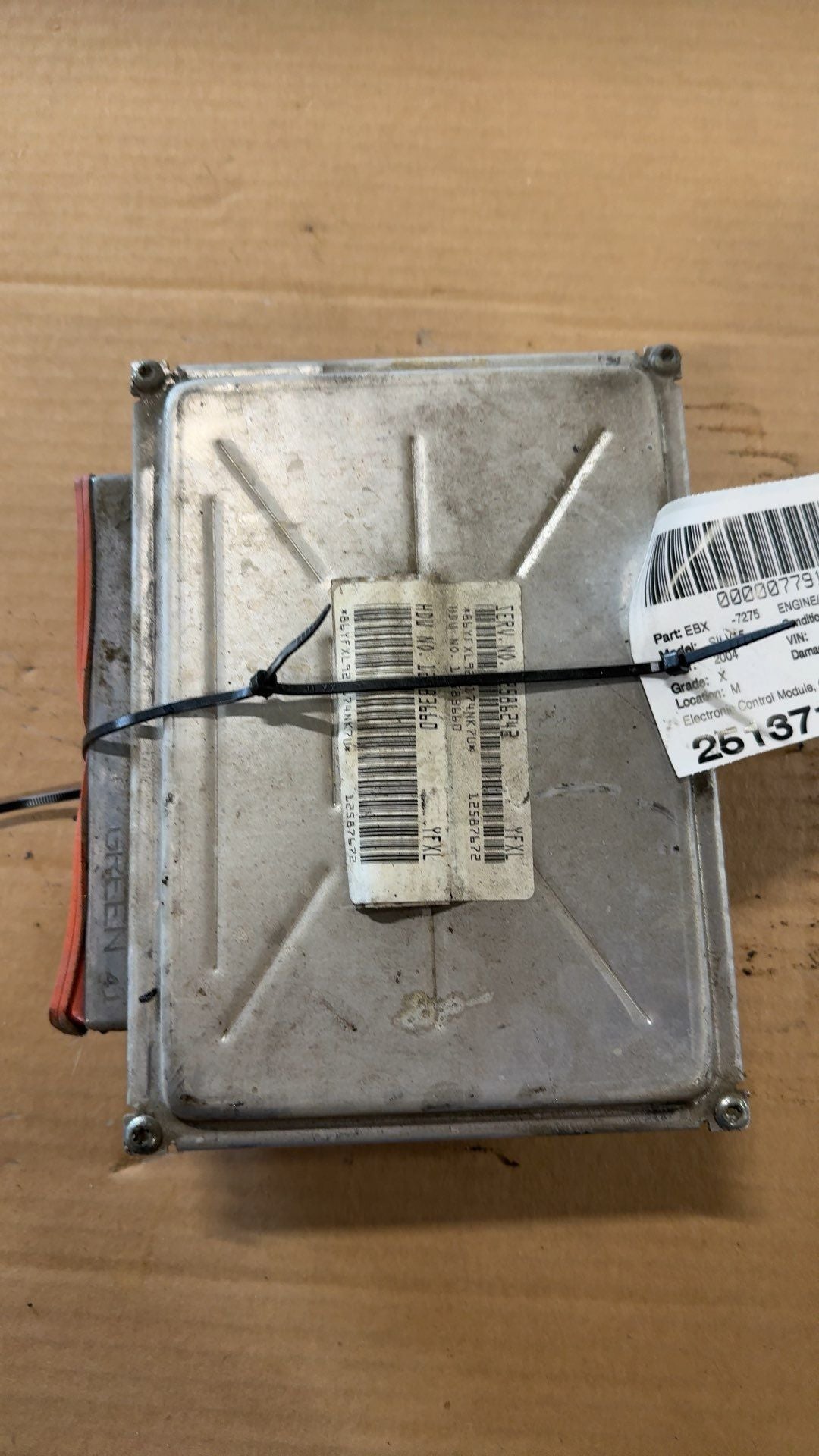 Engine Control Module (ECM/PCM) from a 2004 Chevrolet Silverado 1500, photo 1