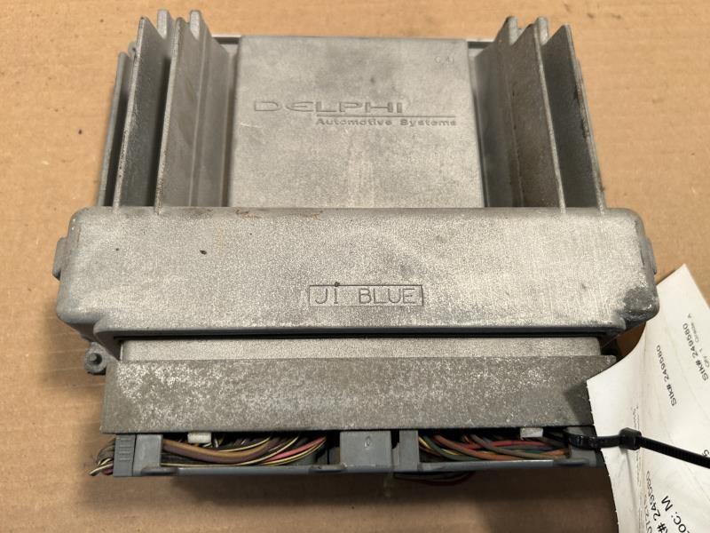 Engine Control Module (ECM/PCM) from a 2004 Chevrolet Avalanche 1500, photo 2