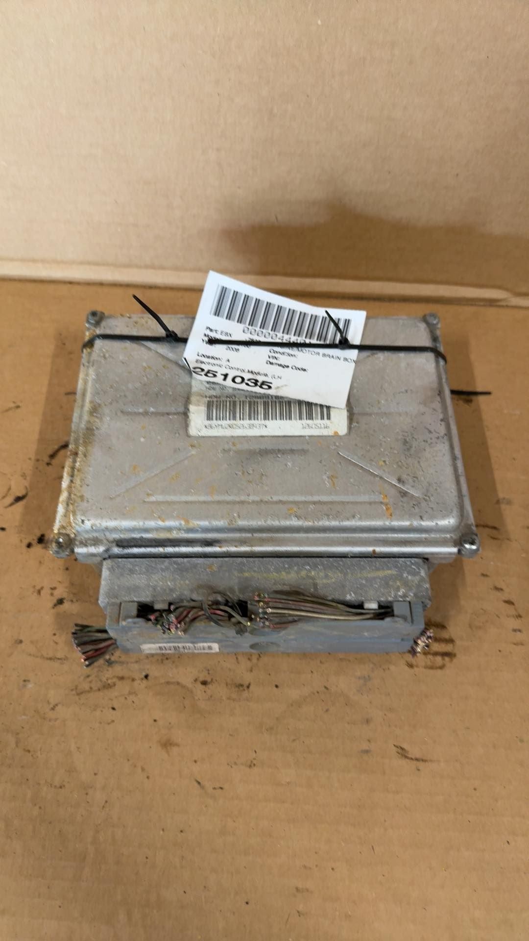 Engine Control Module (ECM/PCM) from a 2006 Chevrolet, photo 1