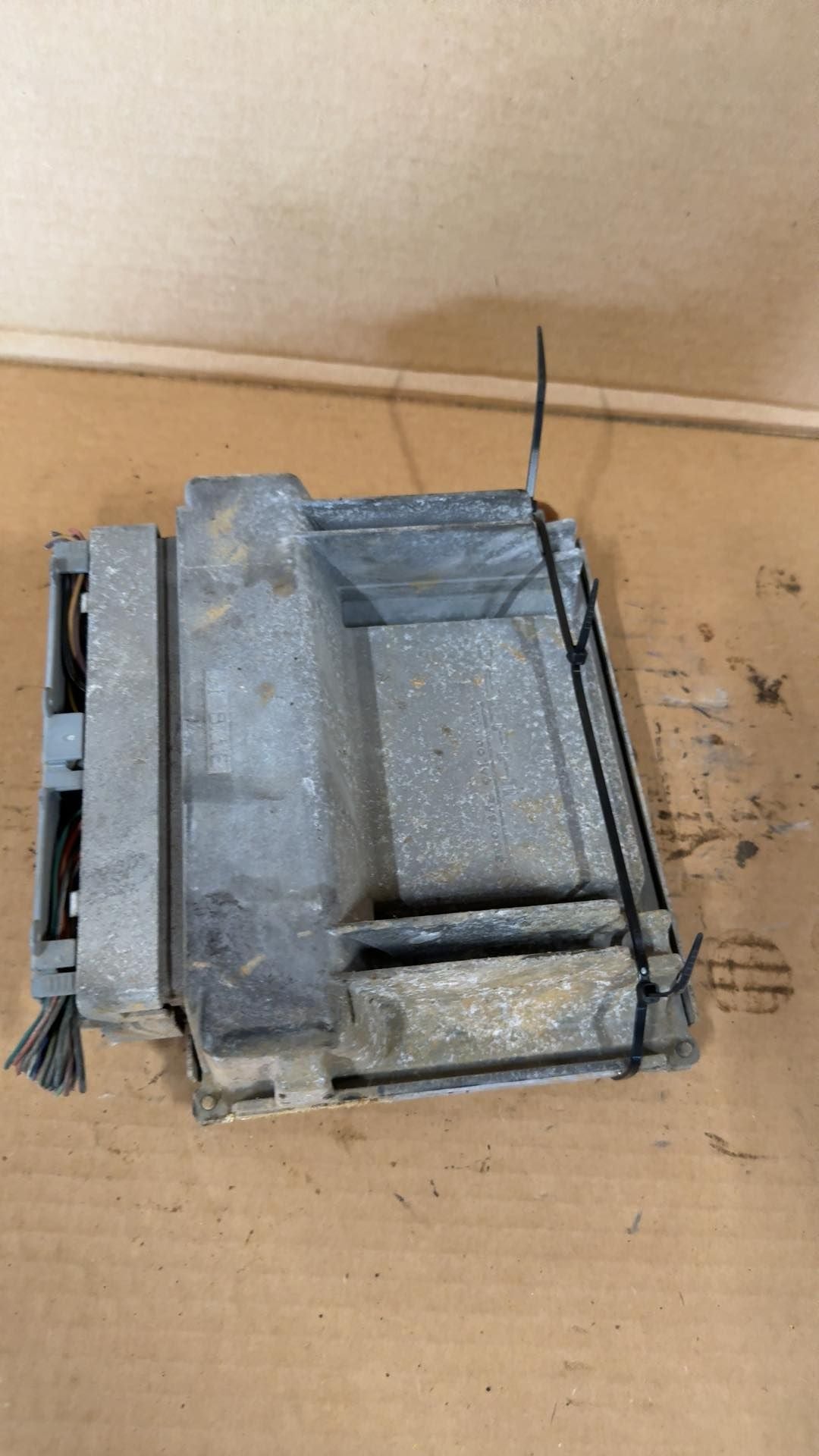 Engine Control Module (ECM/PCM) from a 2006 Chevrolet, photo 2