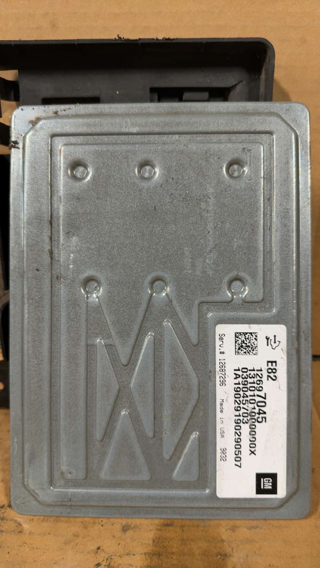 Engine Control Module (ECM/PCM) from a 2019 Chevrolet Traverse, photo 3