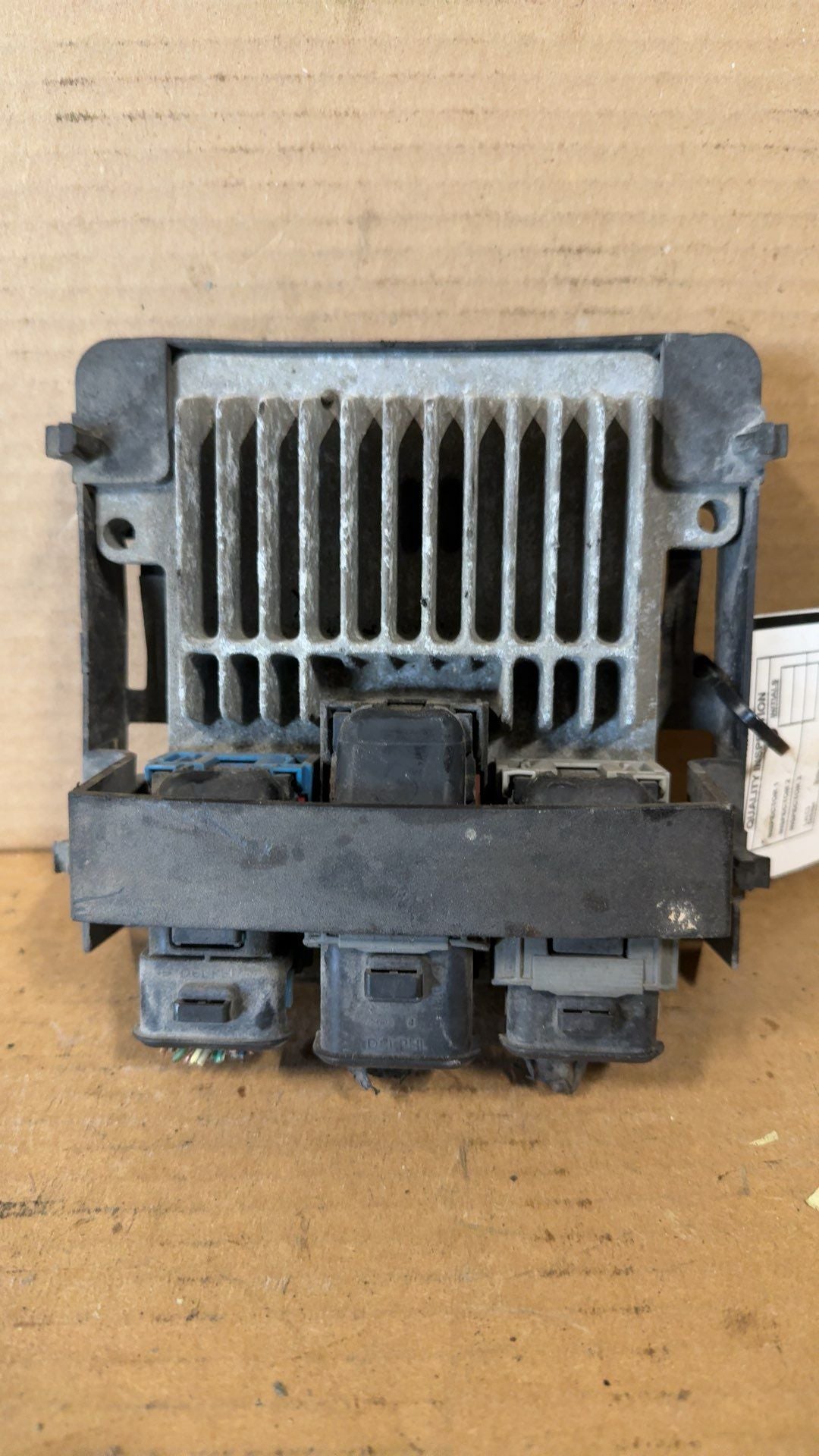 Engine Control Module (ECM/PCM) from a 2006 Chevrolet Equinox, photo 1