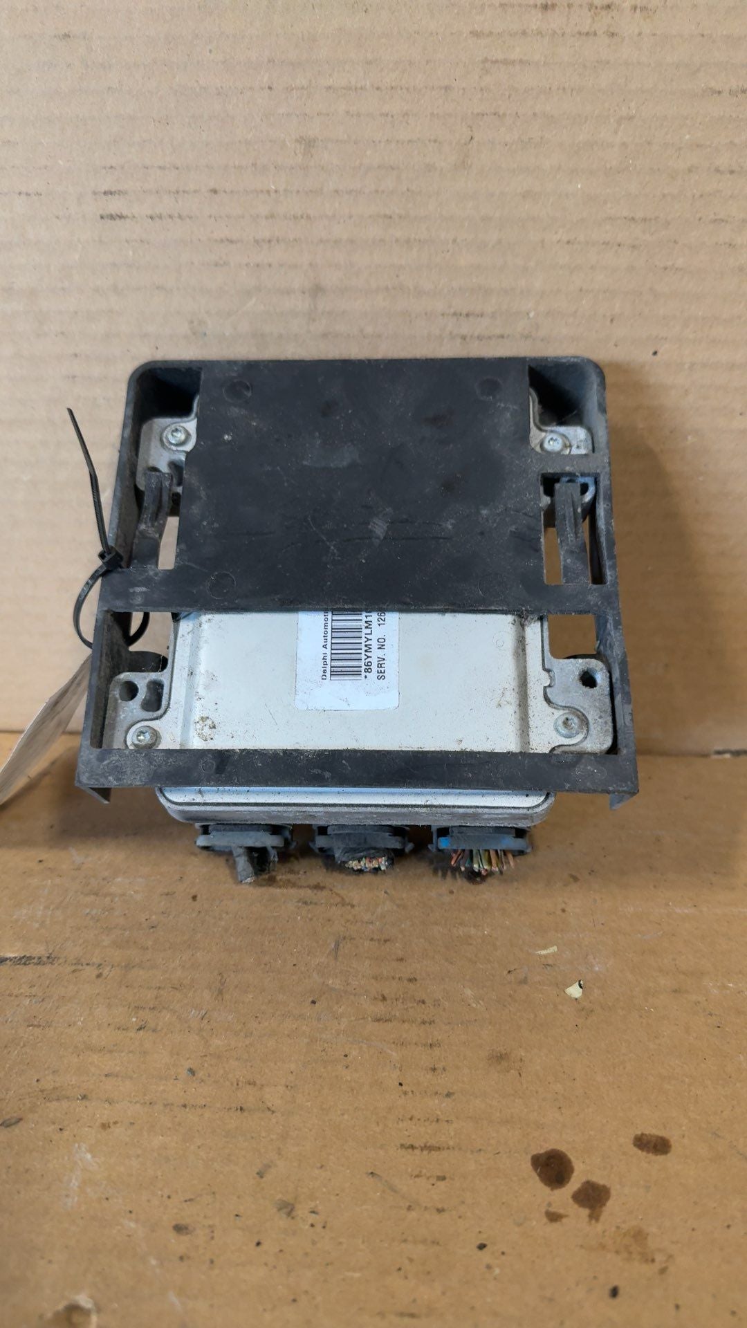 Engine Control Module (ECM/PCM) from a 2006 Chevrolet Equinox, photo 2