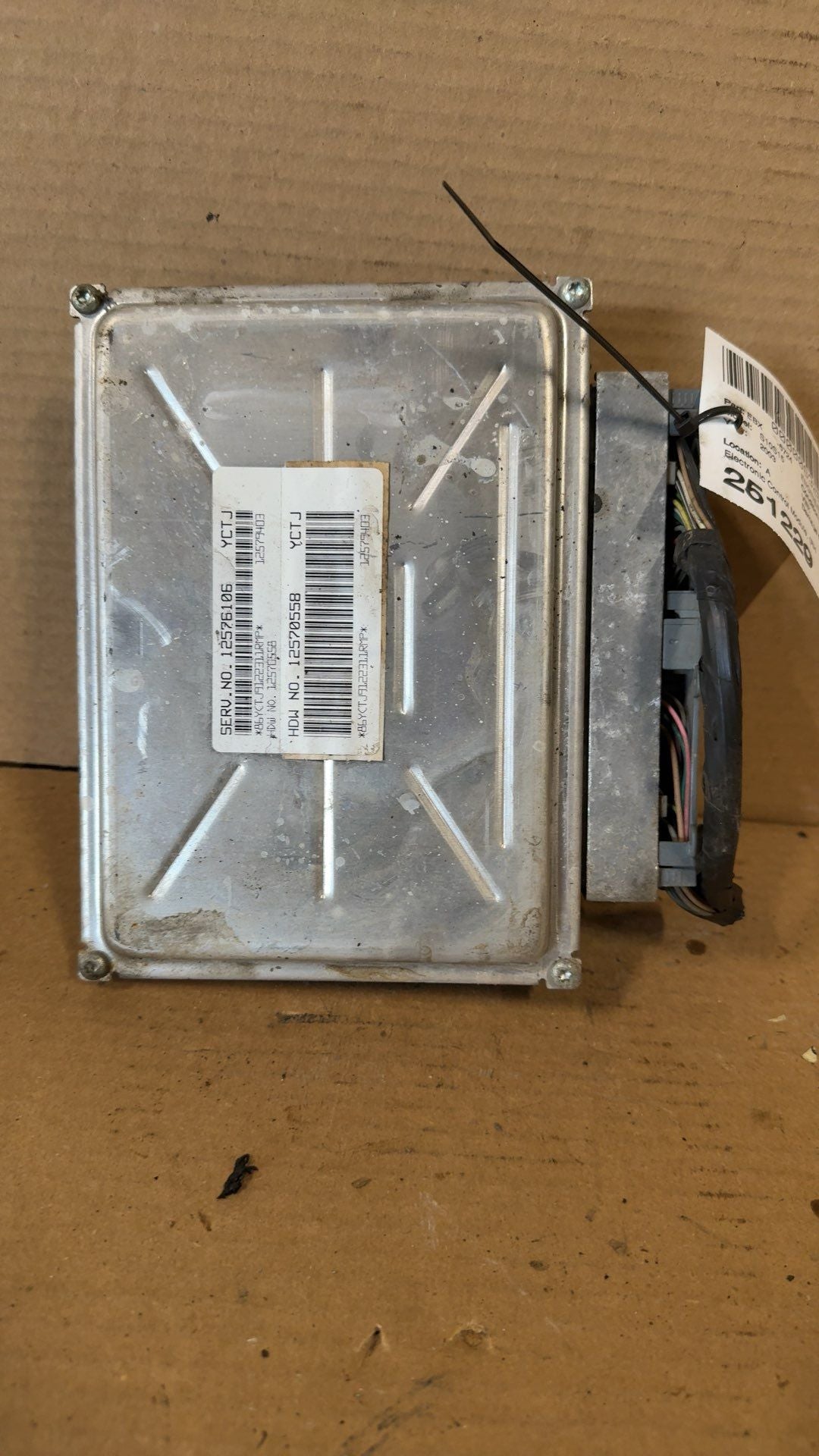 Engine Control Module (ECM/PCM) from a 2003 GMC Sonoma, photo 1