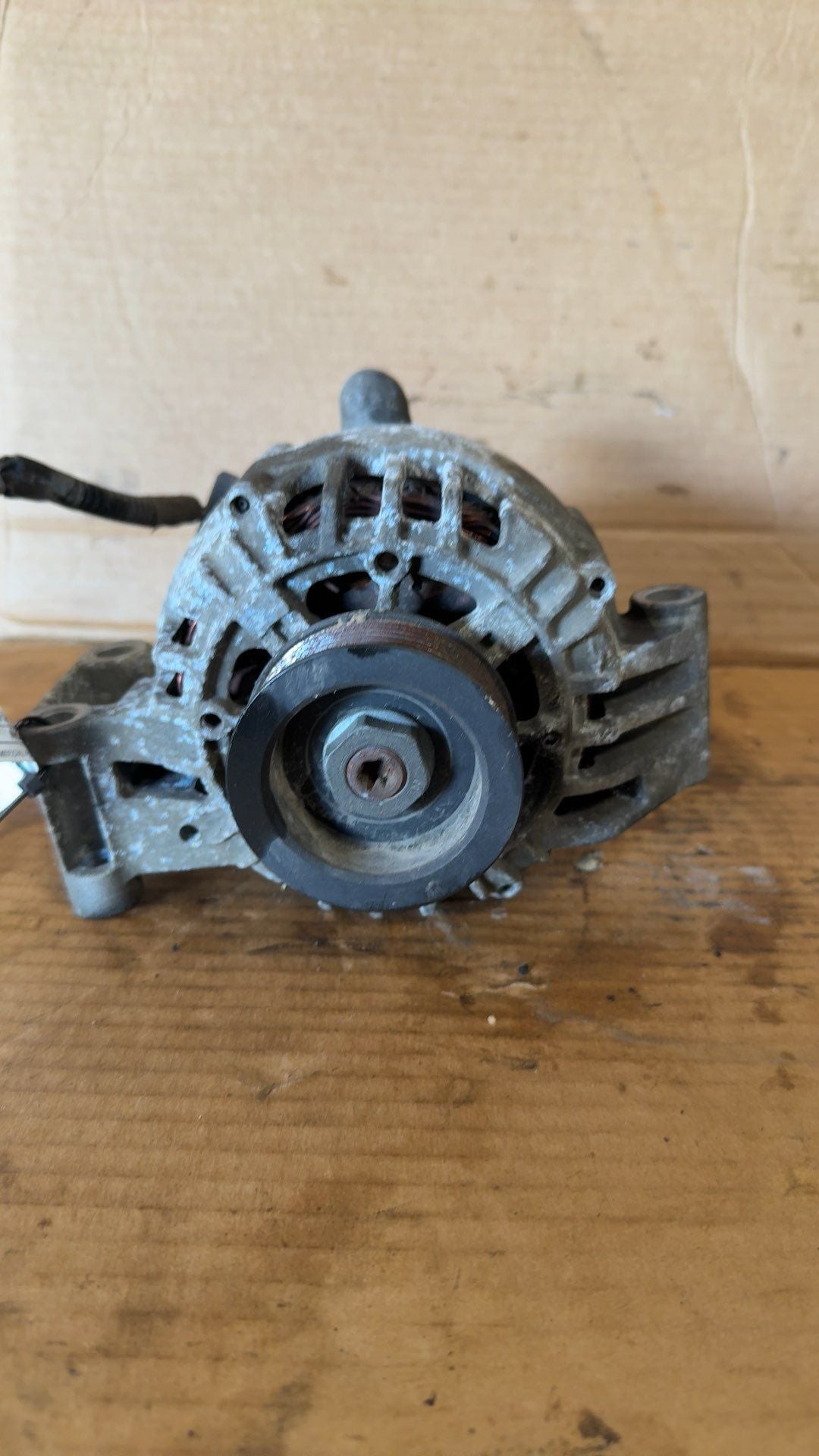 Alternator from a 2004 Chevrolet Colorado, photo 1