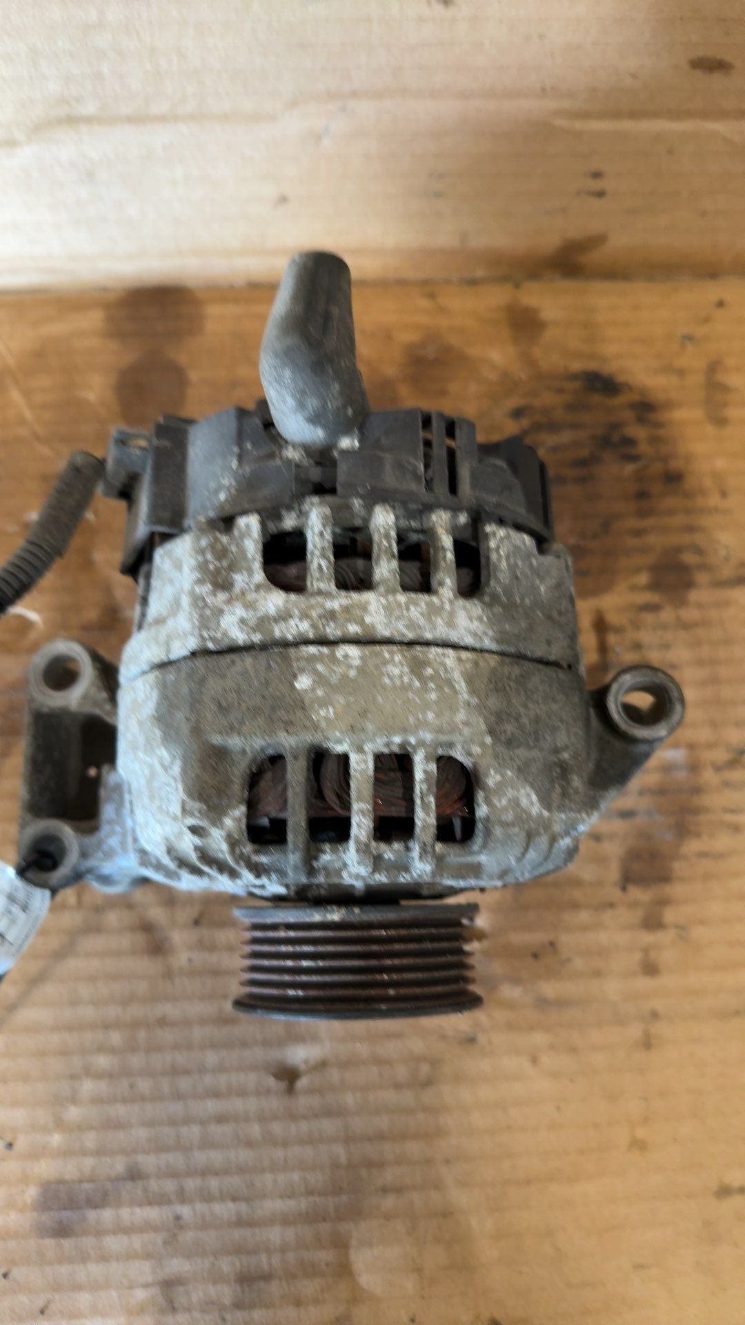 Alternator from a 2004 Chevrolet Colorado, photo 2