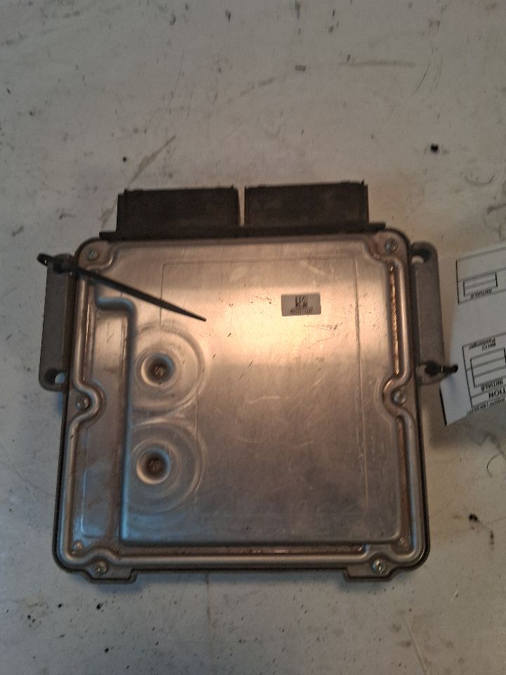 Engine Control Module (ECM/PCM) from a 2013 Ford Escape, photo 3