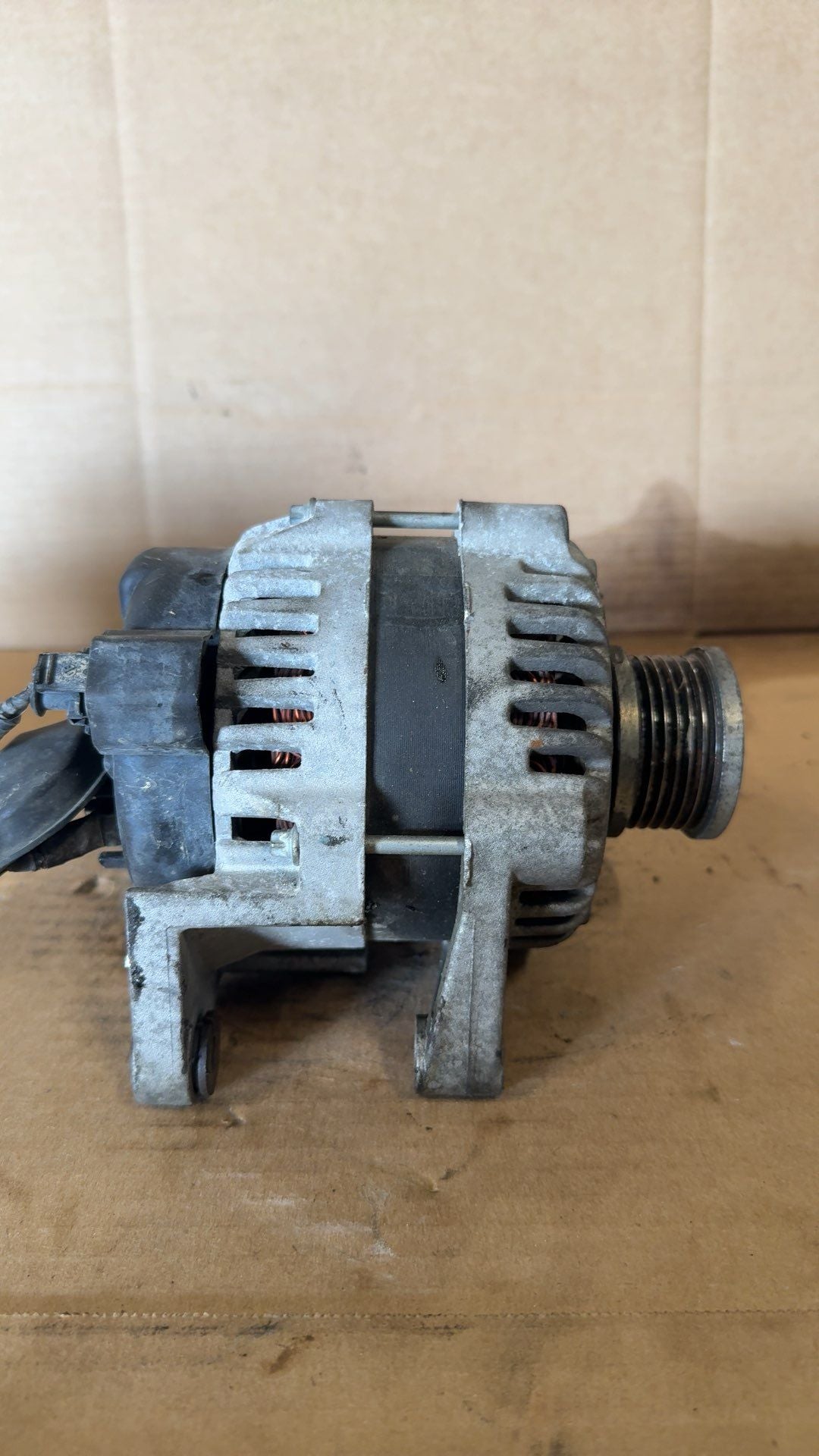 Alternator from a 2013 Chevrolet Sonic, photo 2
