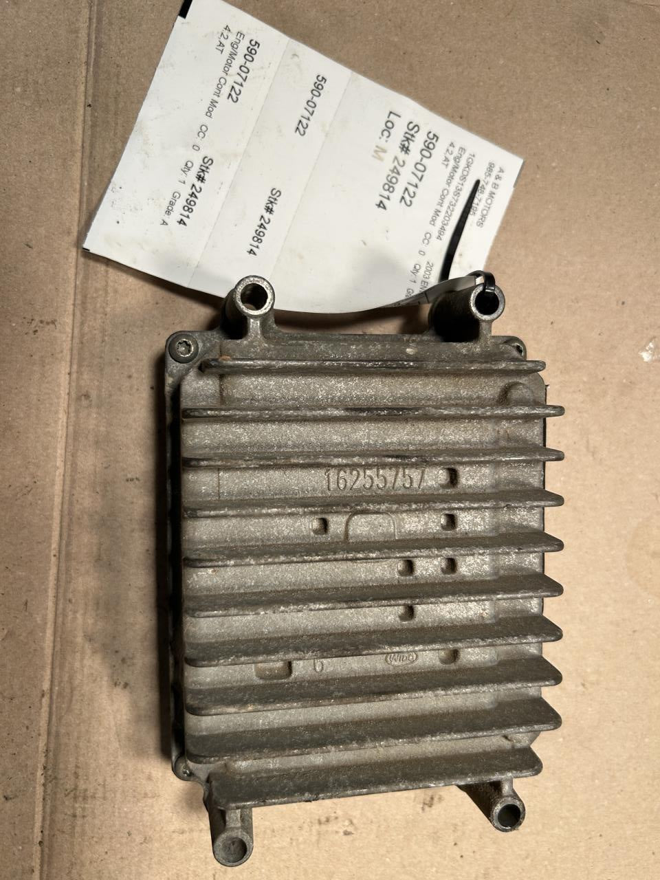 Engine Control Module (ECM/PCM) from a 2003 GMC Envoy, photo 1
