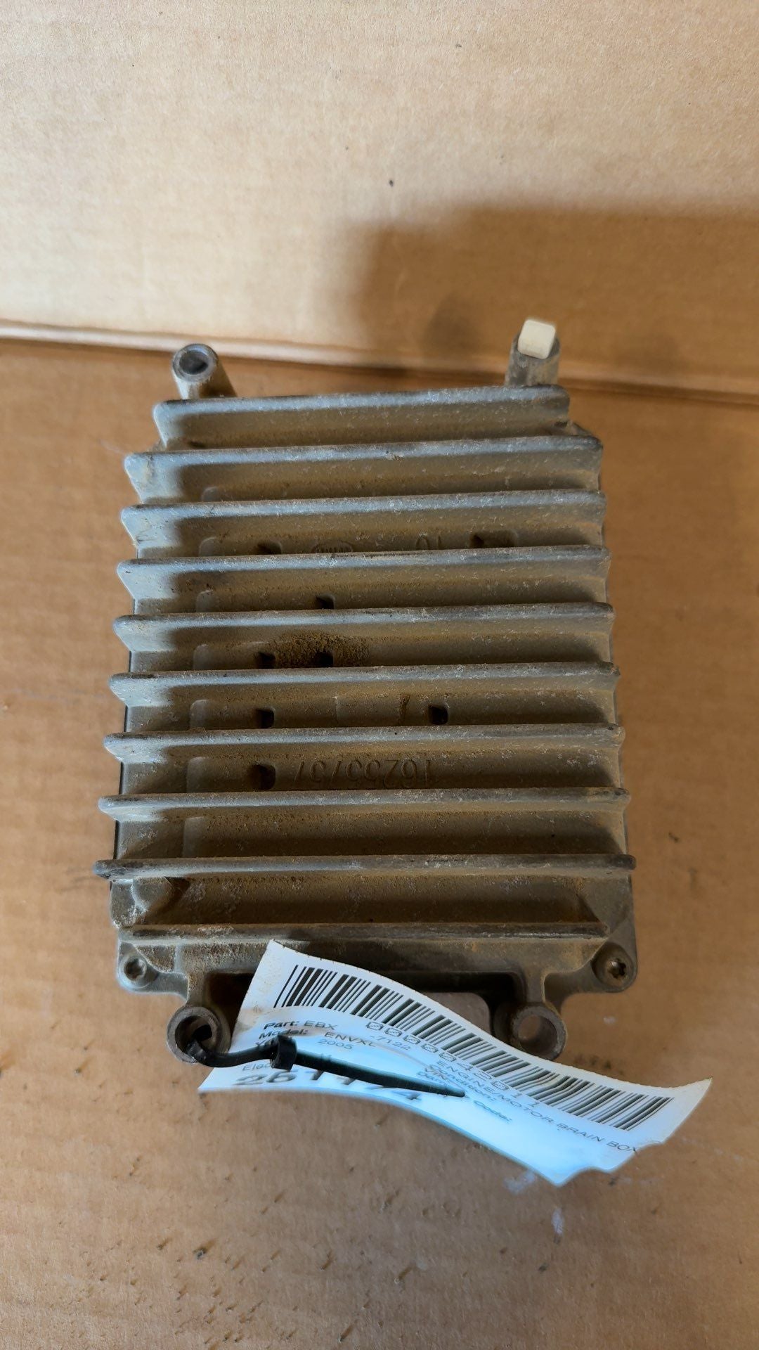 Engine Control Module (ECM/PCM) from a 2005 GMC Envoy XL, photo 1