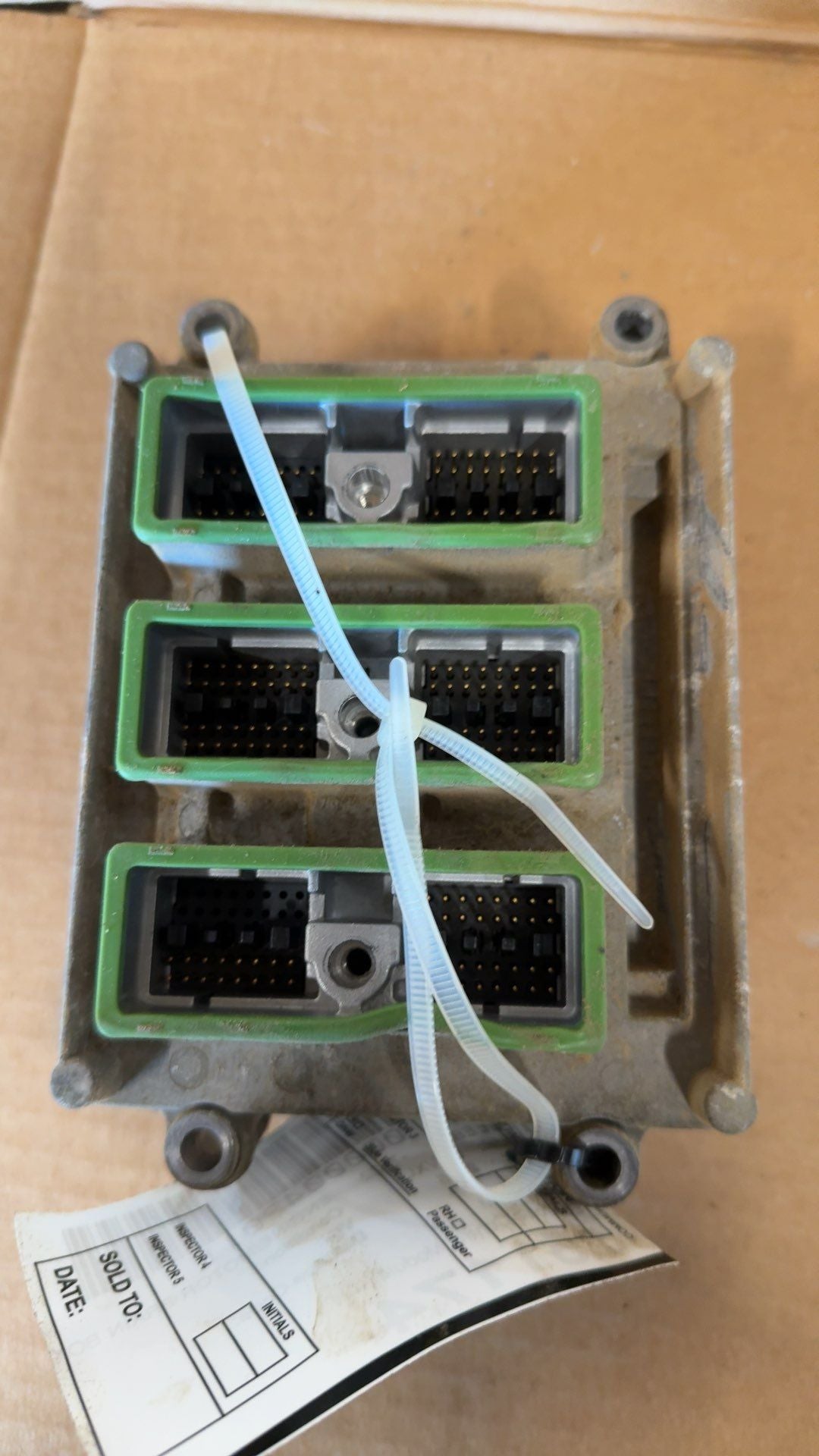 Engine Control Module (ECM/PCM) from a 2005 GMC Envoy XL, photo 2