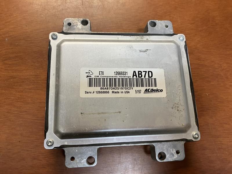 Engine Control Module (ECM/PCM) from a 2015 GMC Sierra 2500, photo 1