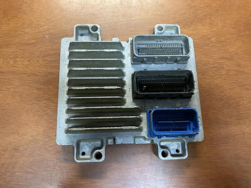 Engine Control Module (ECM/PCM) from a 2015 GMC Sierra 2500, photo 2
