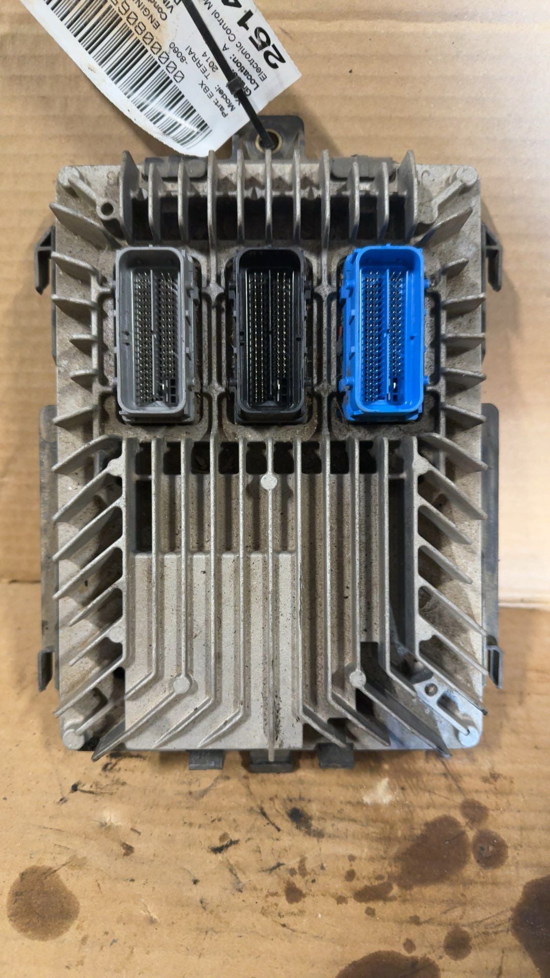 Engine Control Module (ECM/PCM) from a 2014 GMC Terrain, photo 1