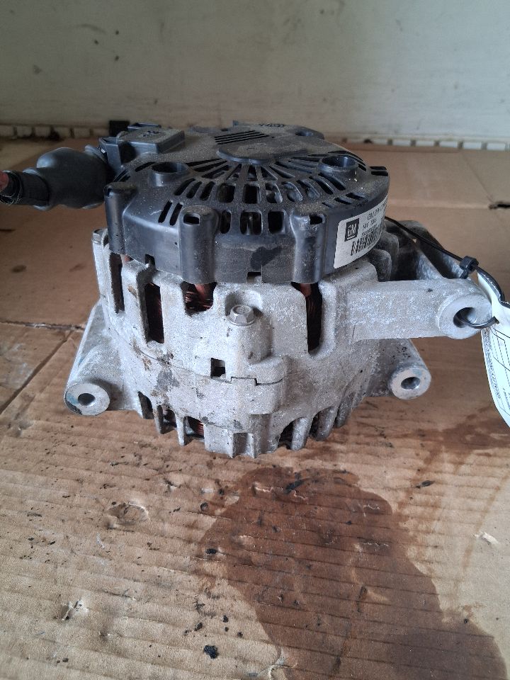 Alternator from a 2013 Chevrolet Equinox, photo 1