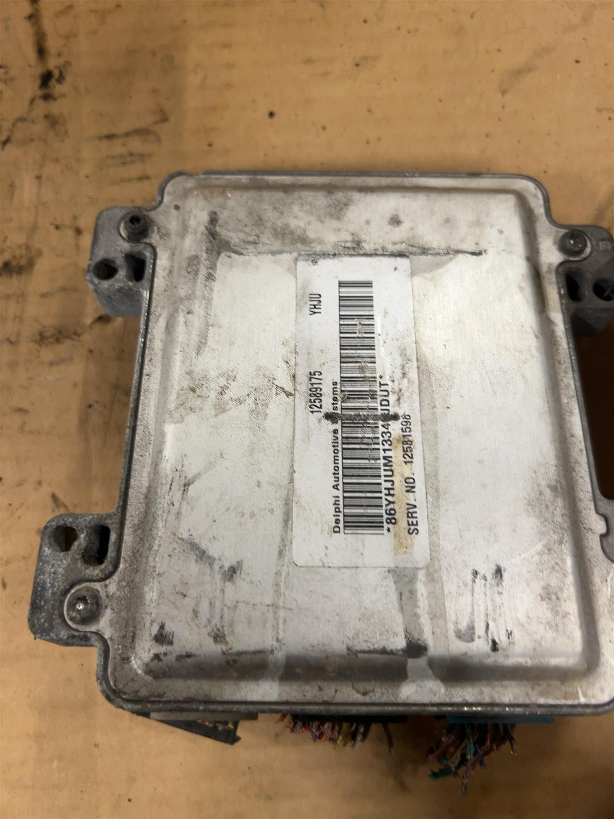 Engine Control Module (ECM/PCM) from a 2004 Chevrolet Malibu, photo 1