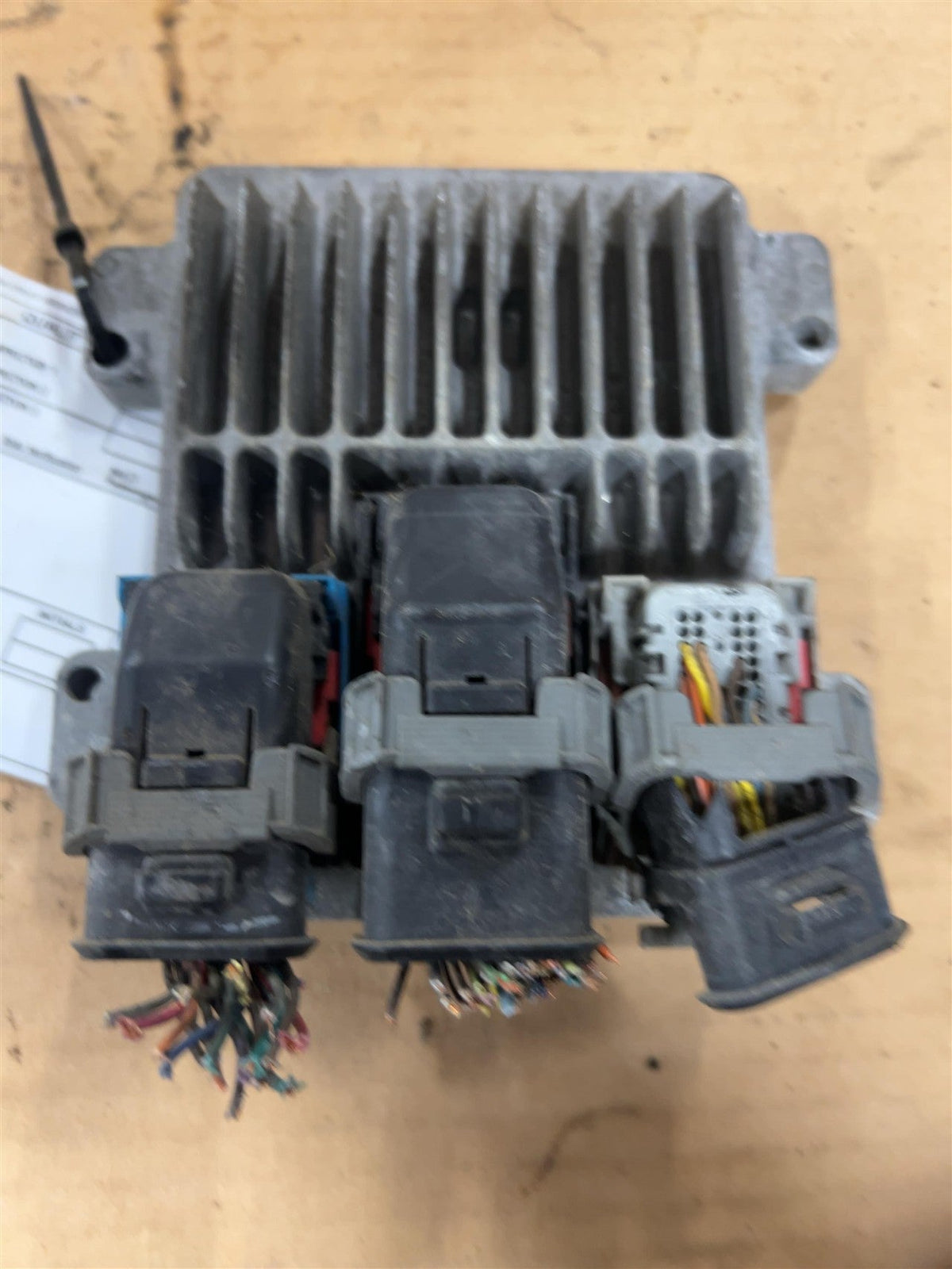 Engine Control Module (ECM/PCM) from a 2004 Chevrolet Malibu, photo 2