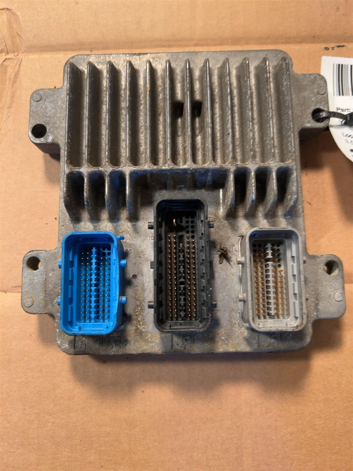 Engine Control Module (ECM/PCM) from a 2005 Chevrolet Malibu, photo 2
