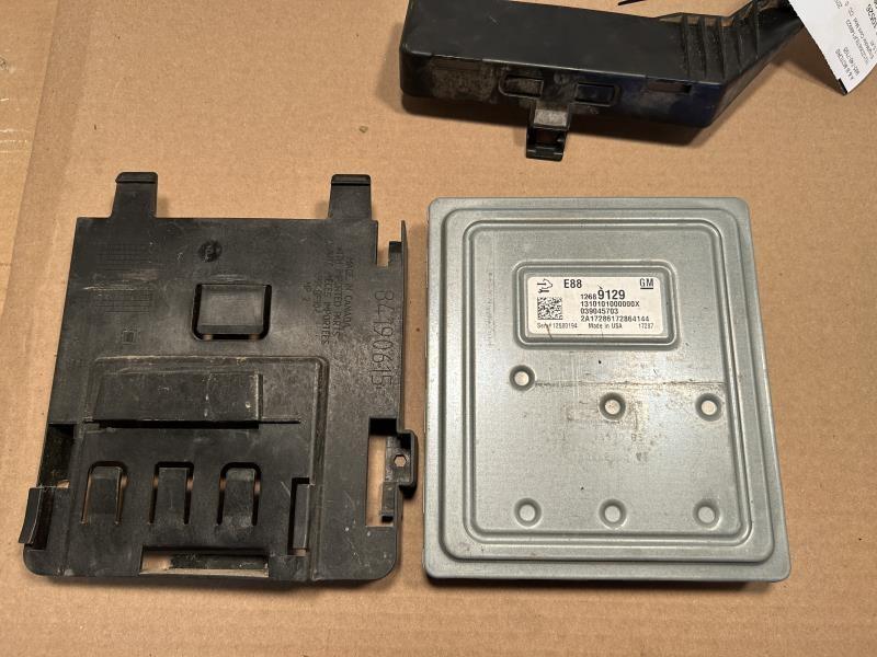 Engine Control Module (ECM/PCM) from a 2018 Chevrolet Malibu, photo 2