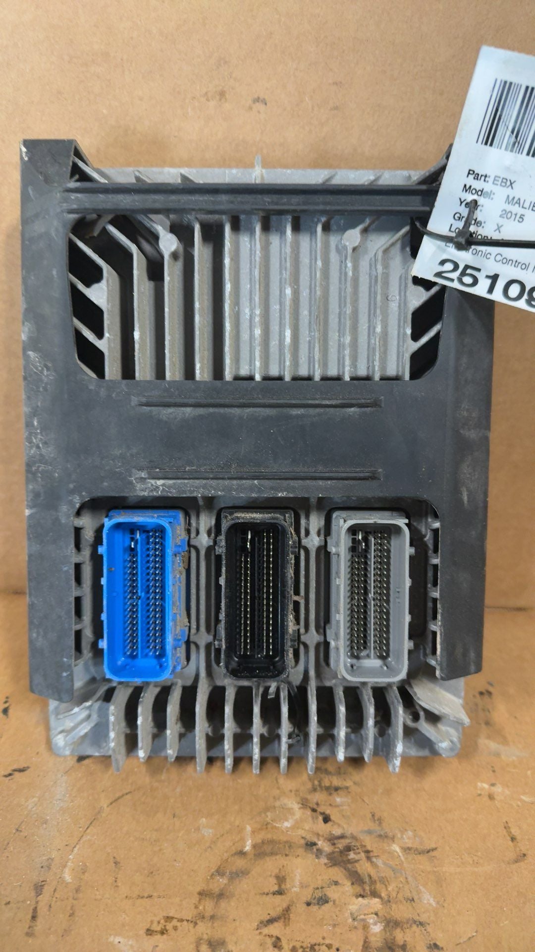 Engine Control Module (ECM/PCM) from a 2015 Chevrolet Malibu, photo 1