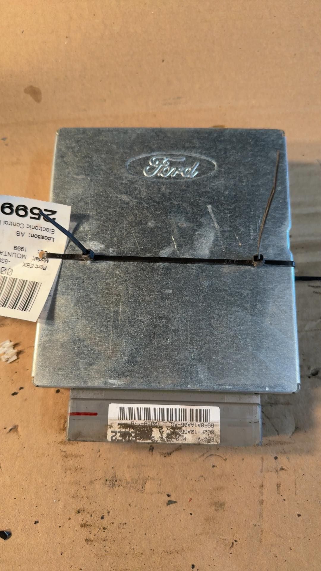 Engine Control Module (ECM/PCM) from a 1999 Mercury Mountaineer, photo 1