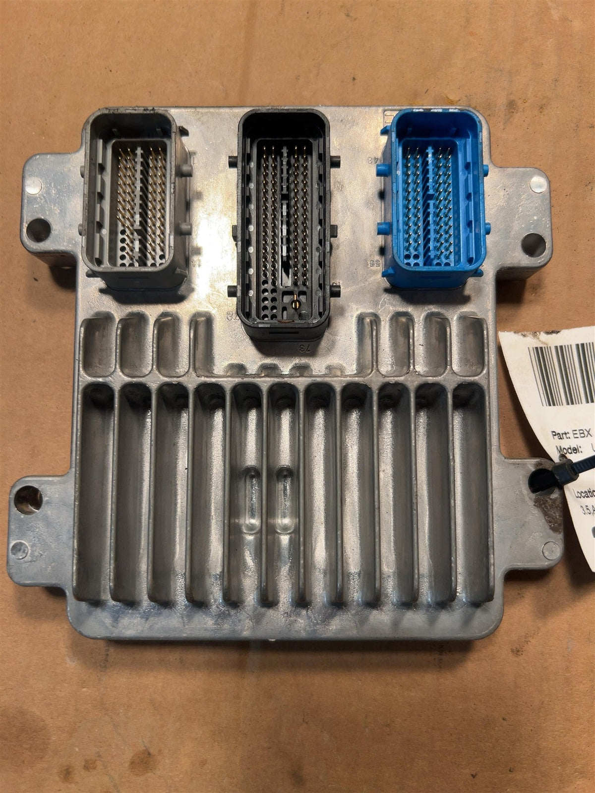 Engine Control Module (ECM/PCM) from a 2005 Chevrolet Uplander, photo 1