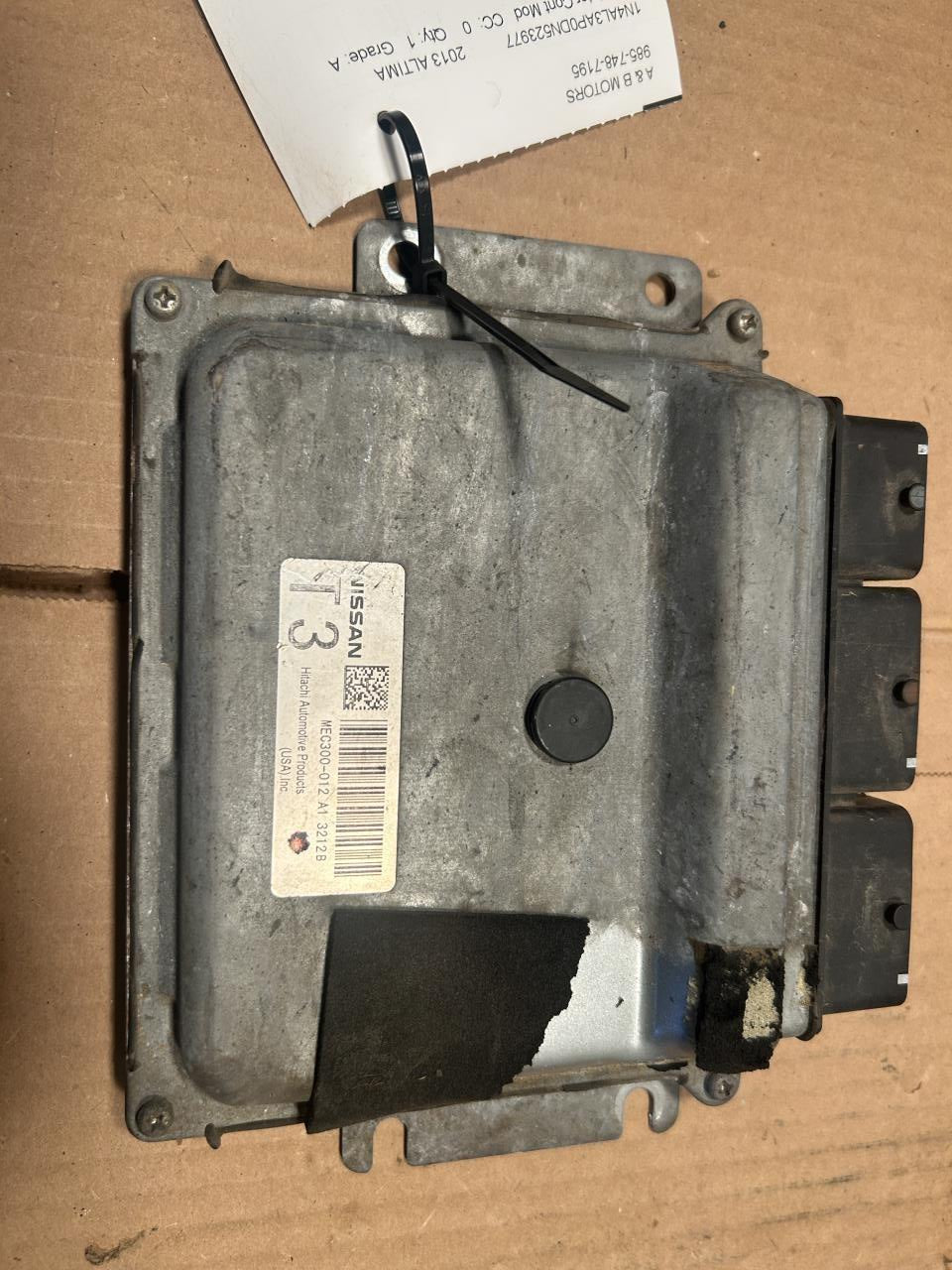 Engine Control Module (ECM/PCM) from a 2013 Nissan Altima, photo 1