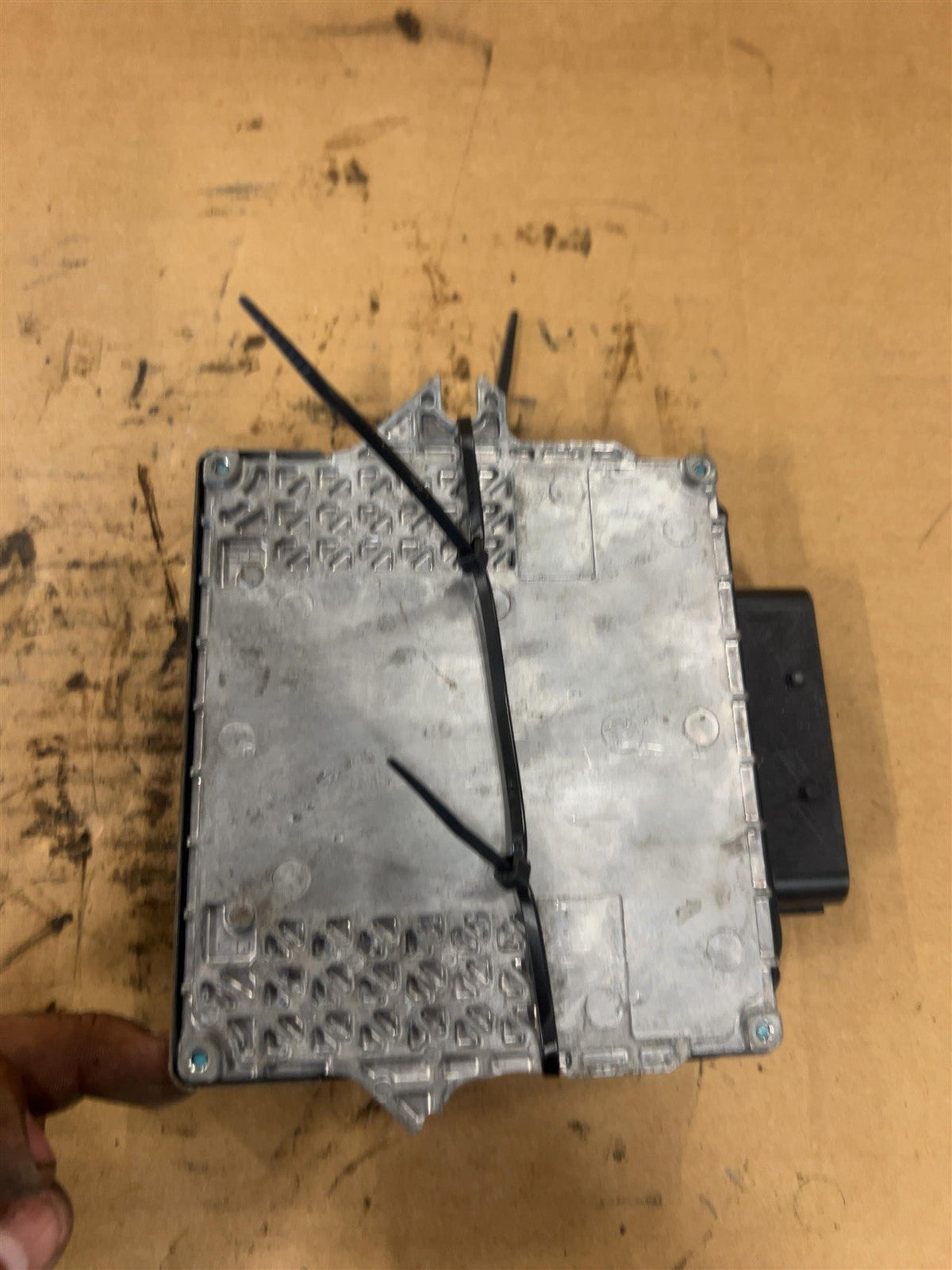 Engine Control Module (ECM/PCM) from a 2009 Infiniti G37, photo 2