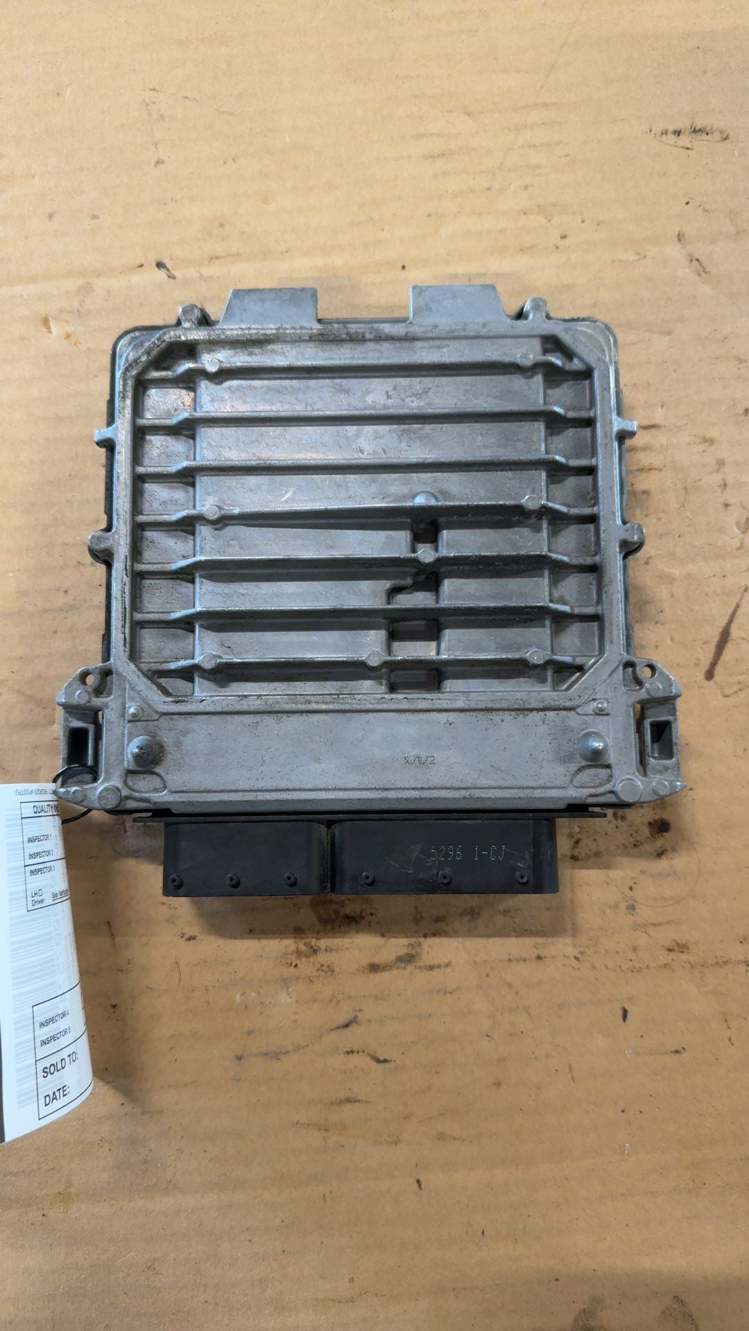 Engine Control Module (ECM/PCM) from a 2017 Infiniti QX30, photo 1