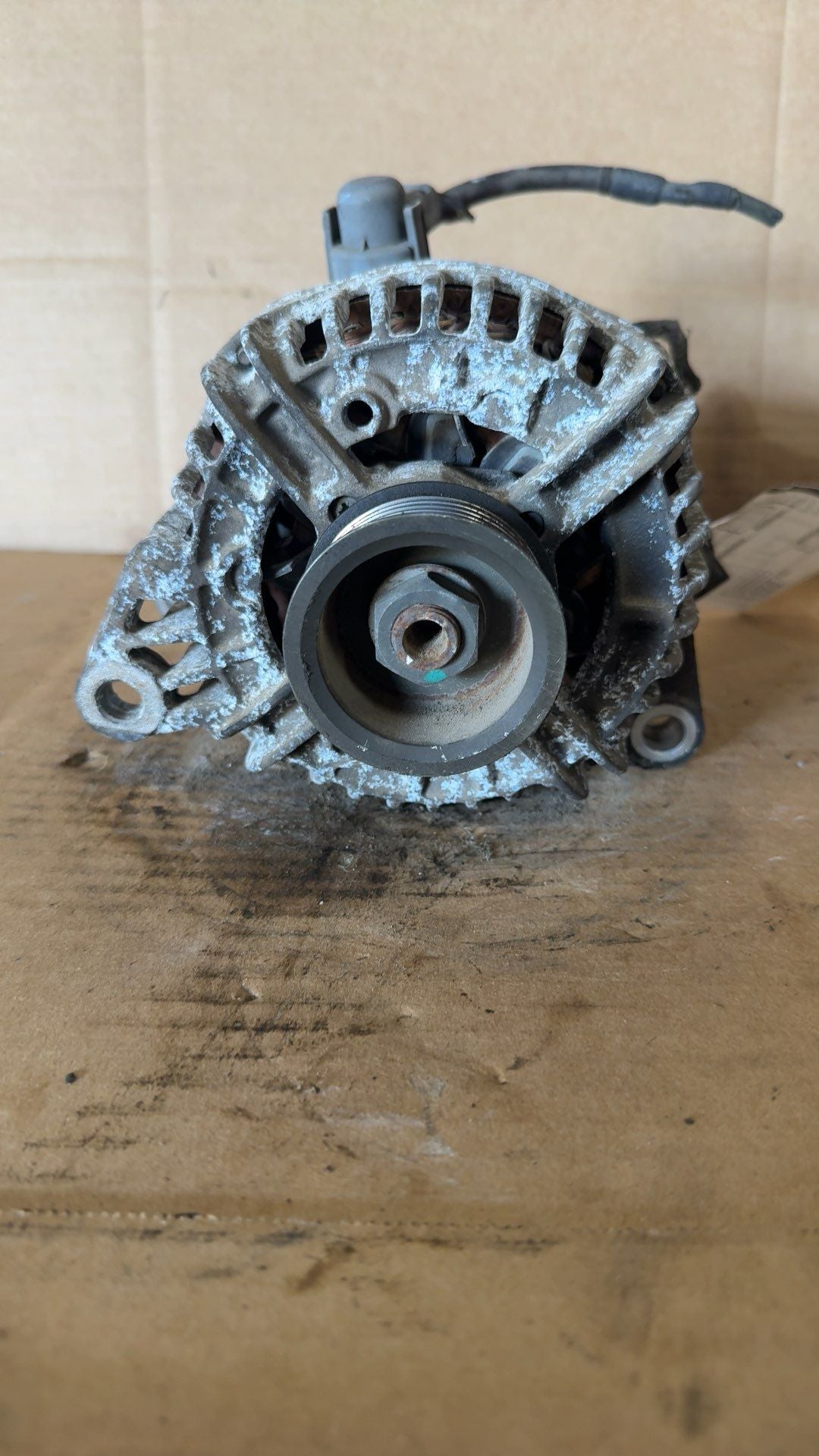 Alternator from a 2004 Dodge Ram 1500, photo 1