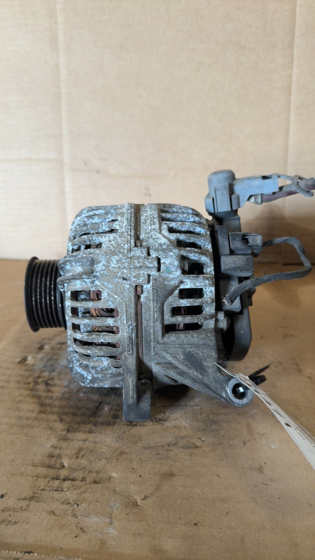 Alternator from a 2004 Dodge Ram 1500, photo 2