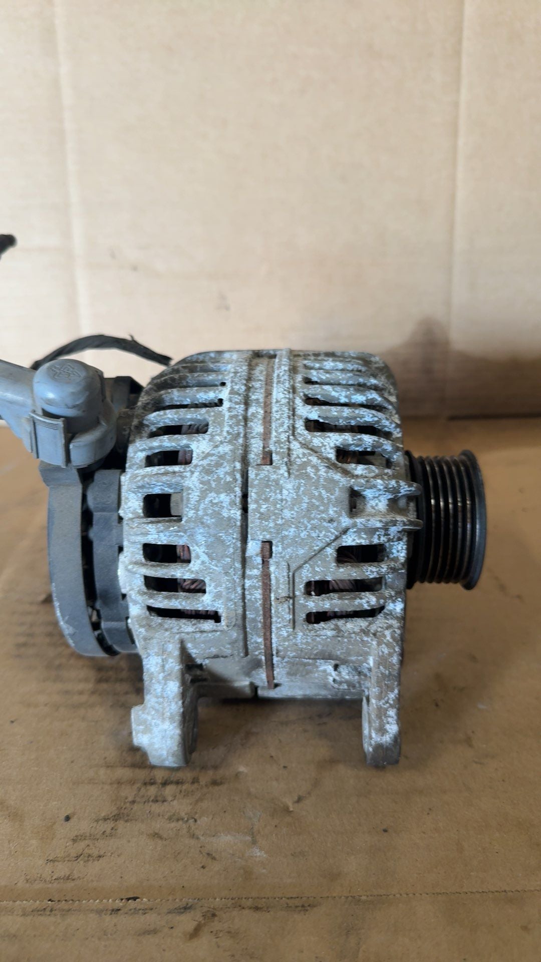 Alternator from a 2004 Dodge Ram 1500, photo 3