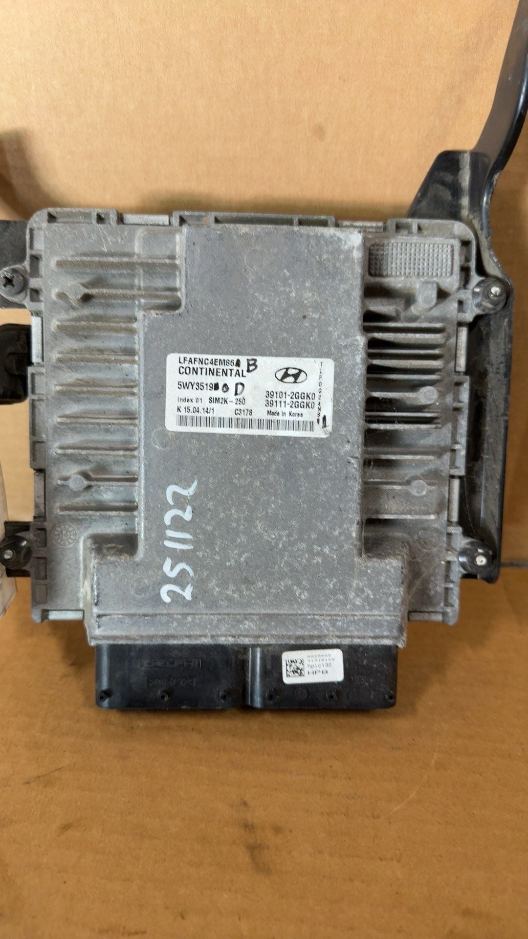 Engine Control Module (ECM/PCM) from a 2015 Hyundai Sonata, photo 2