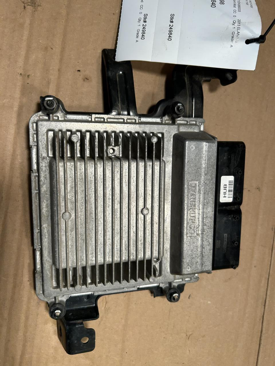 Engine Control Module (ECM/PCM) from a 2013 Hyundai Elantra, photo 2