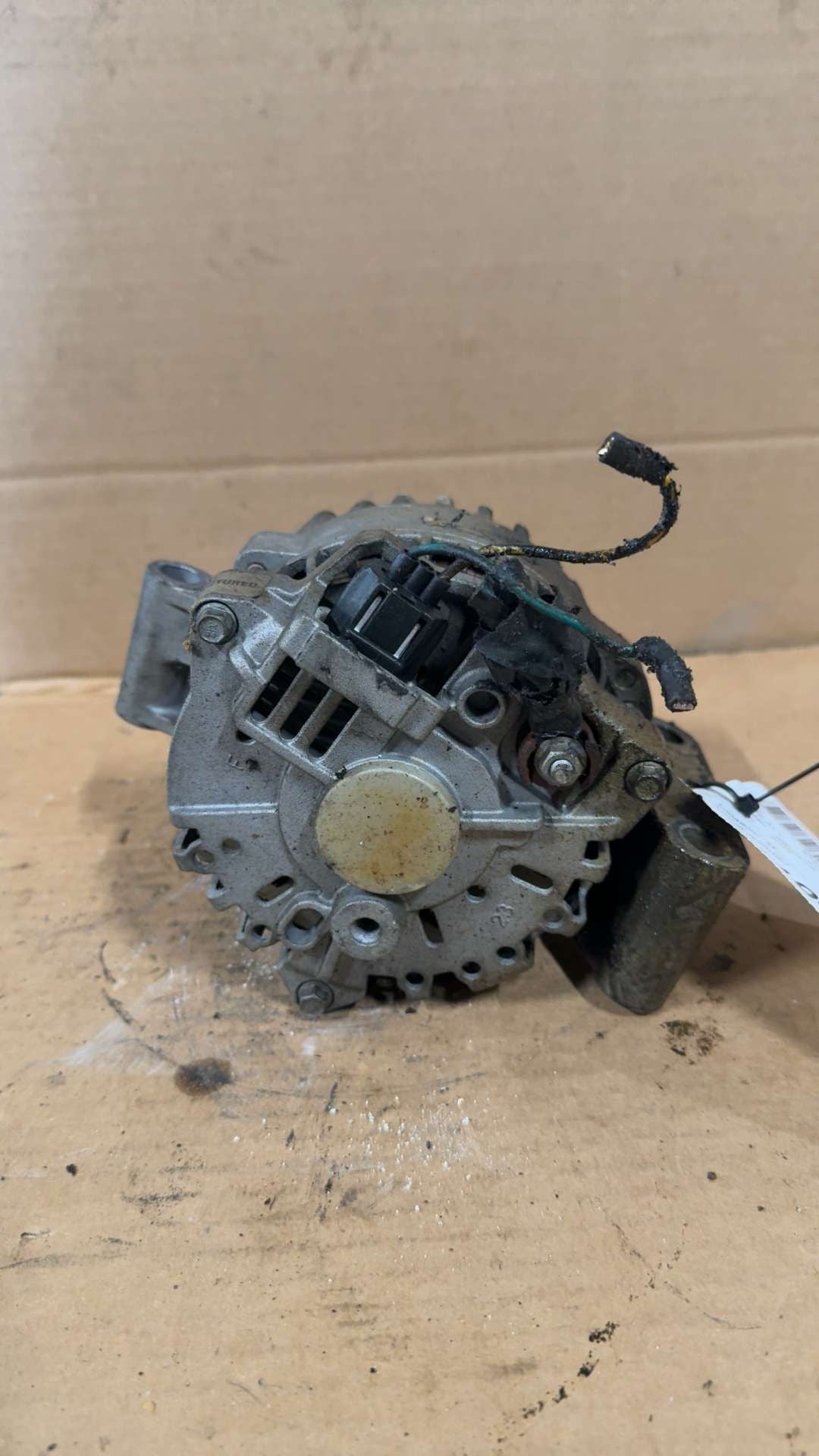 Alternator from a 2002 Ford Escape, photo 3