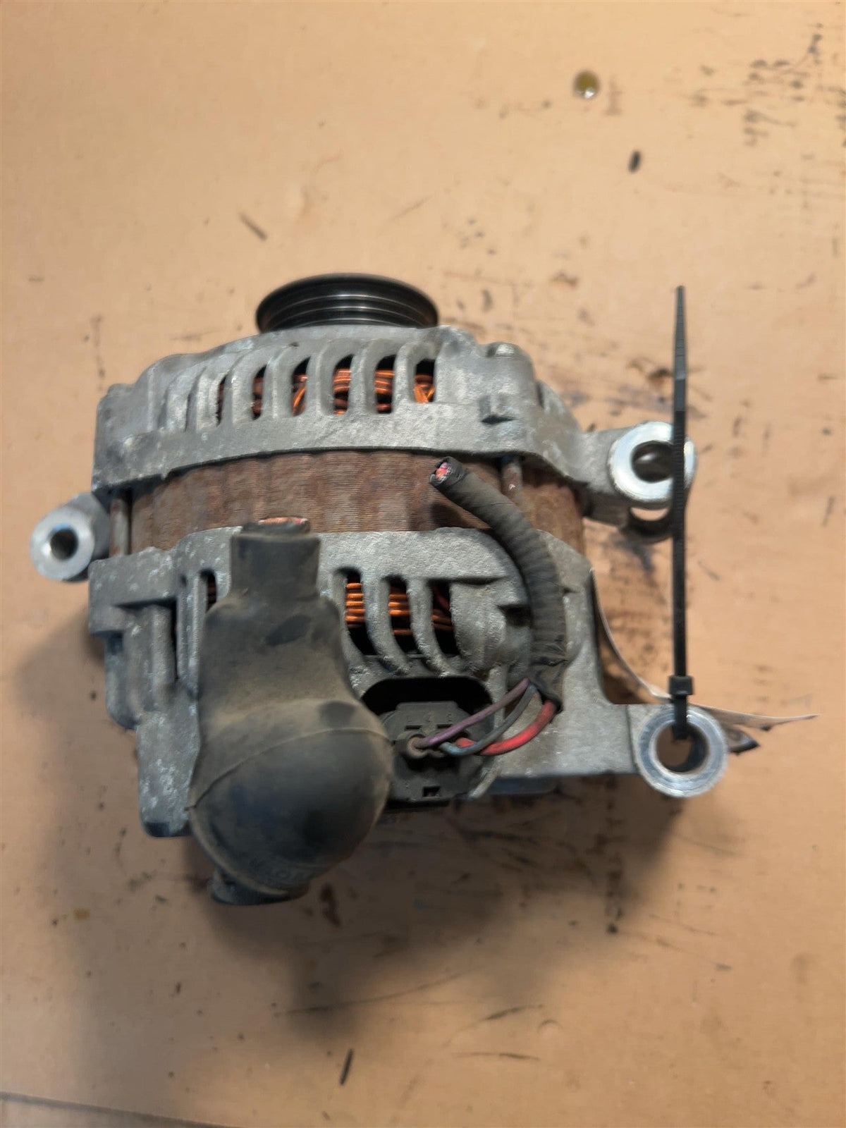 Alternator from a 2010 Ford Explorer, photo 2
