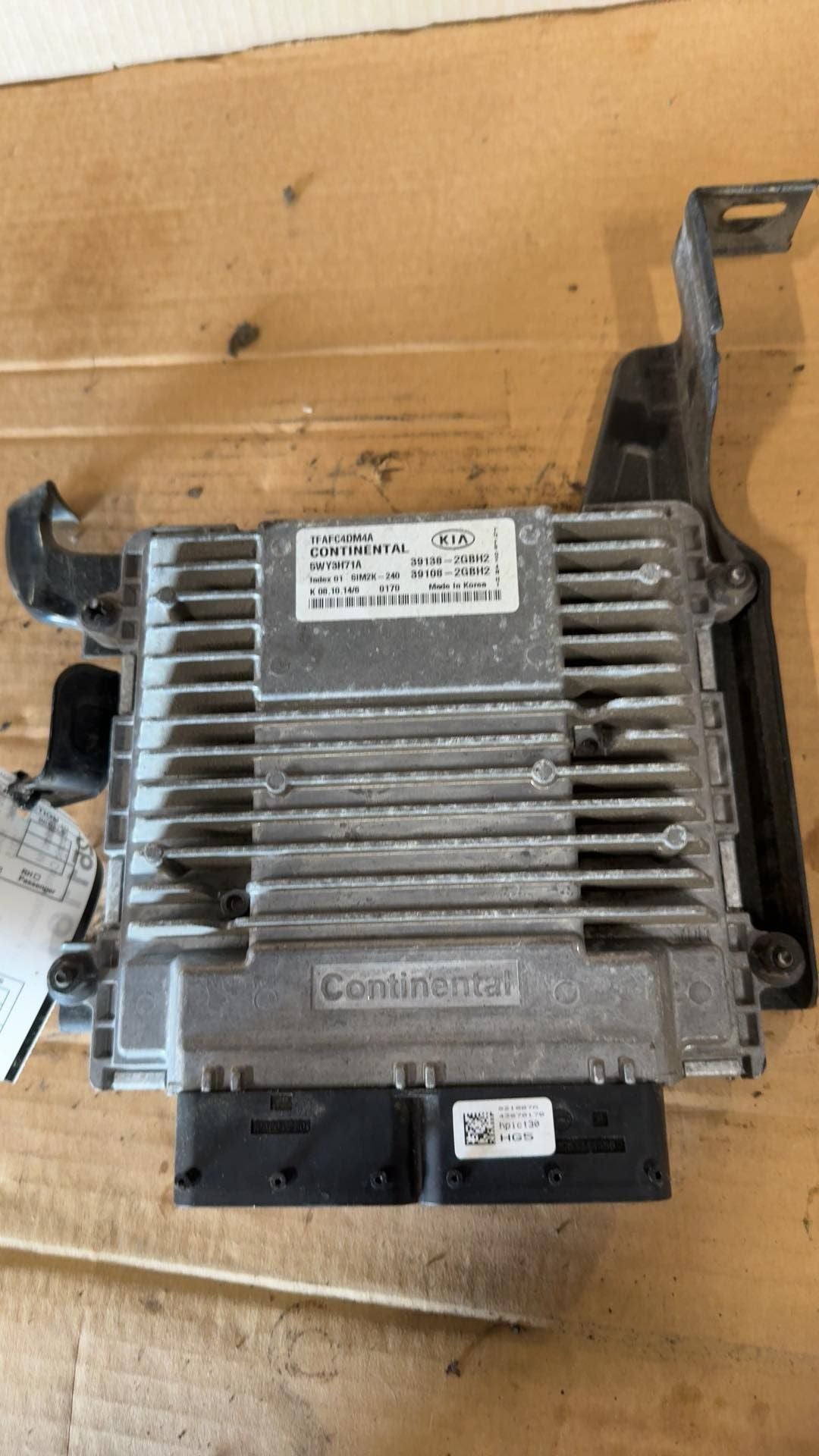 Engine Control Module (ECM/PCM) from a 2015 Kia Optima, photo 1