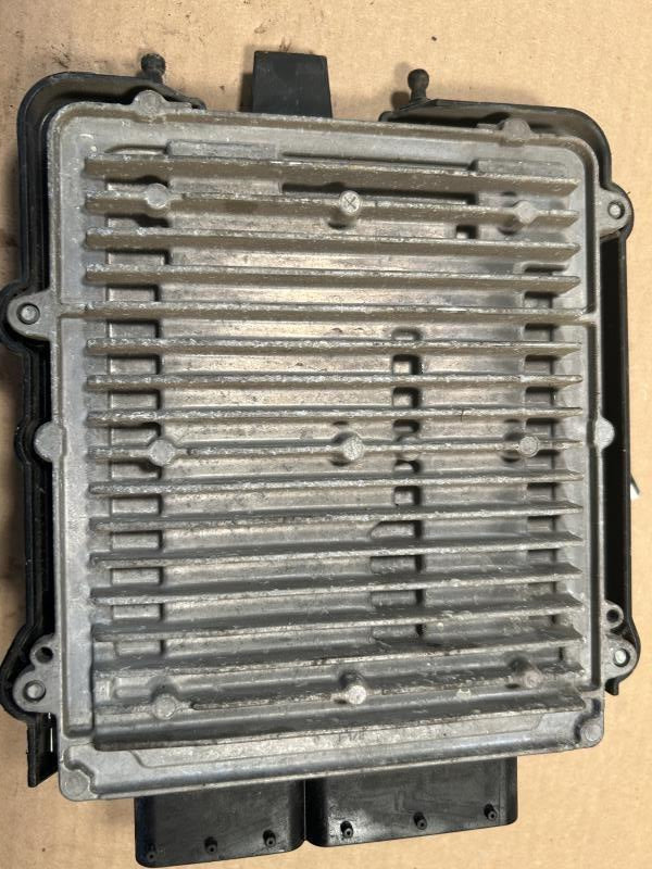 Engine Control Module (ECM/PCM) from a 2013 Mercedes-Benz GLK-Class, photo 2