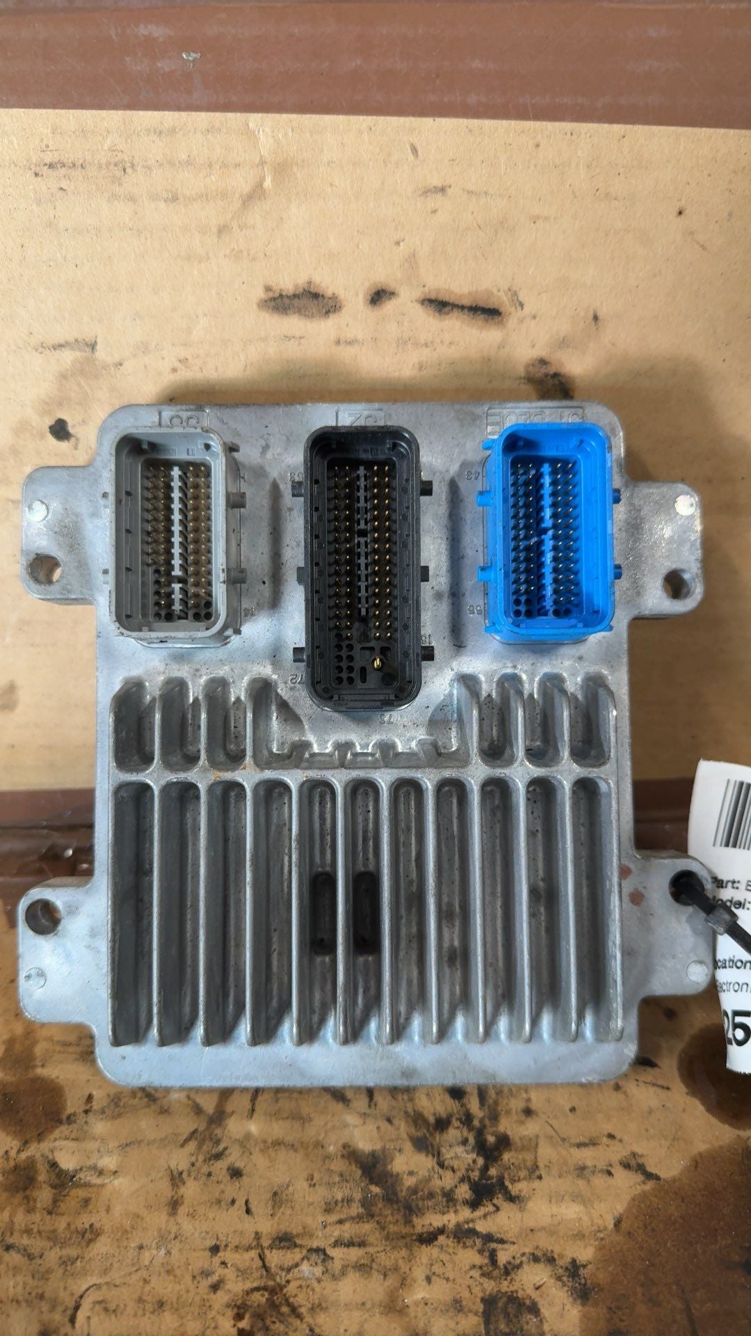 Engine Control Module (ECM/PCM) from a 2005 Saturn Relay, photo 1