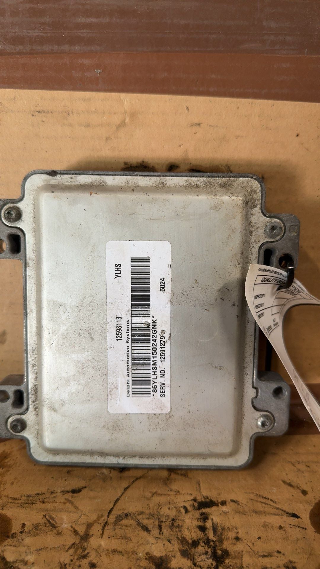 Engine Control Module (ECM/PCM) from a 2005 Saturn Relay, photo 2