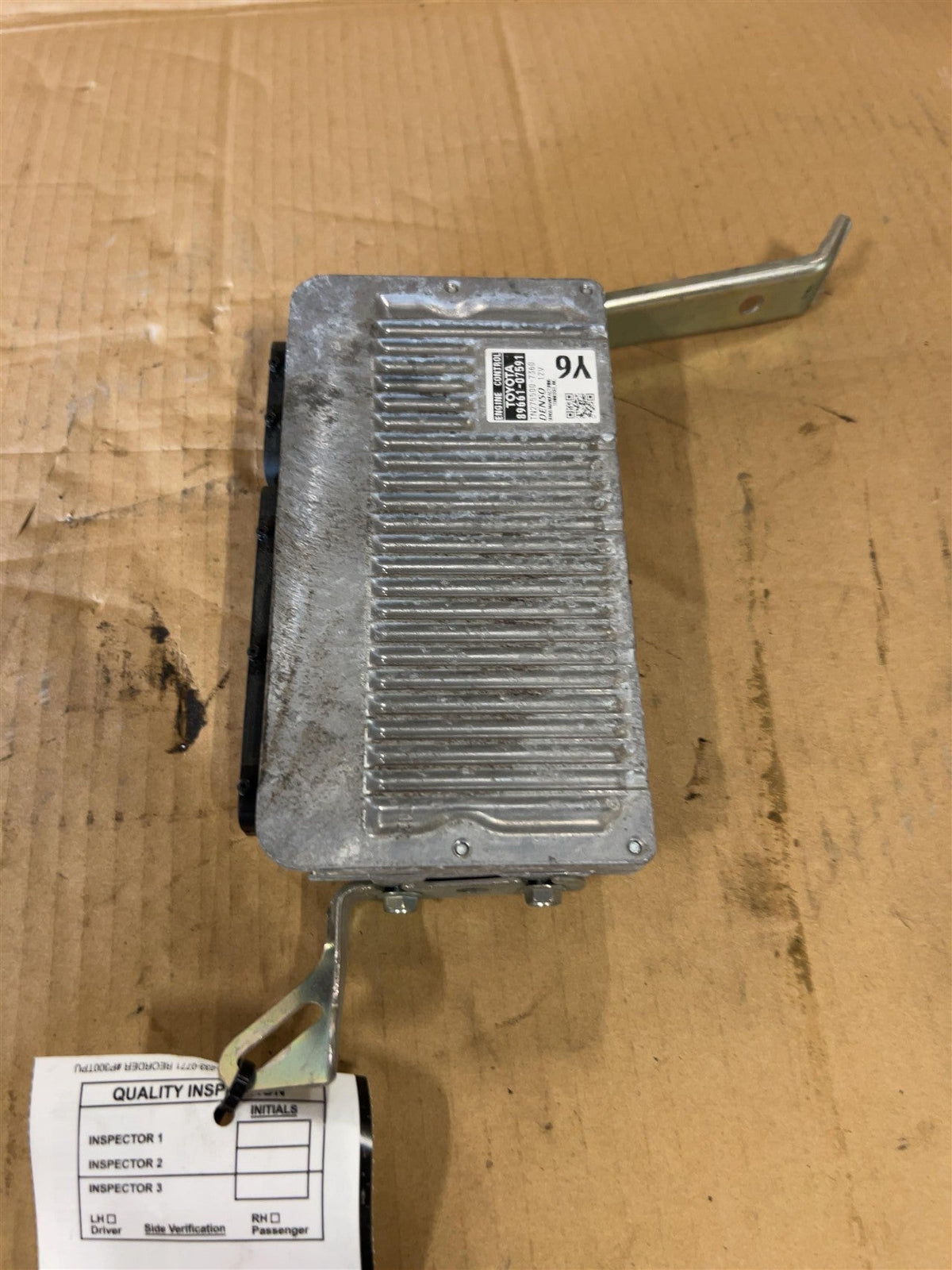 Engine Control Module (ECM/PCM) from a 2014 Toyota Avalon, photo 2