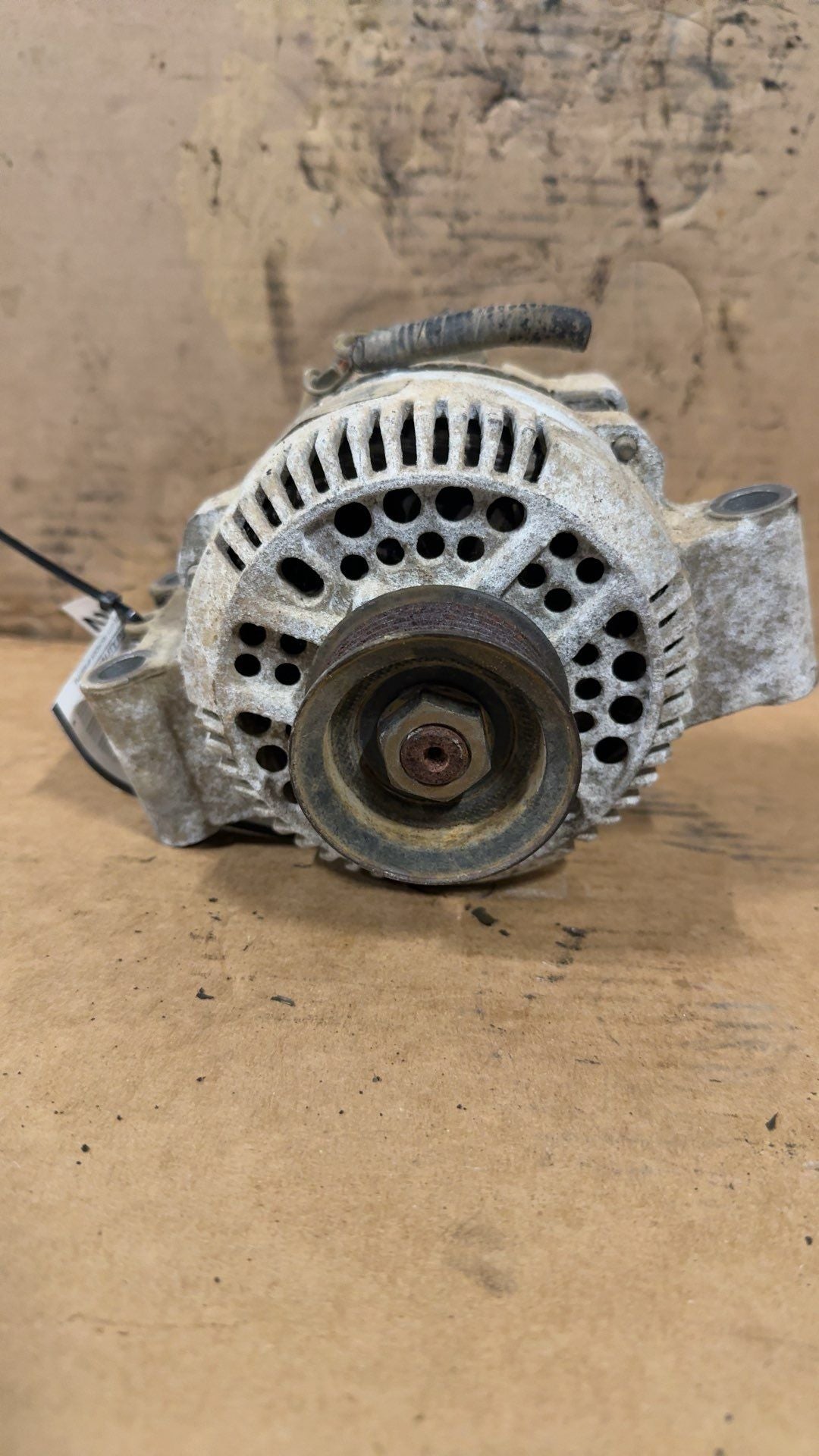 Alternator from a 1999 Ford Ranger, photo 1