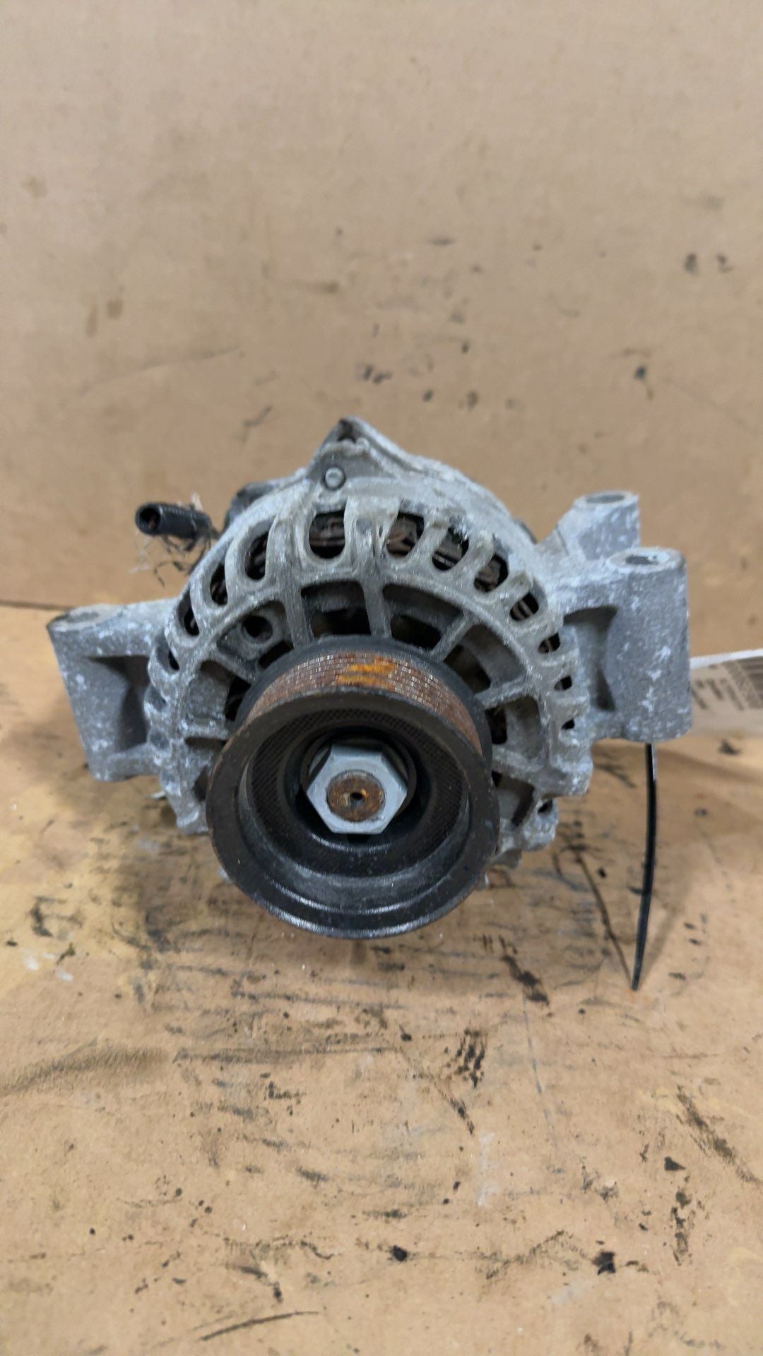 Alternator from a 1999 Ford F-350 Super Duty, photo 1