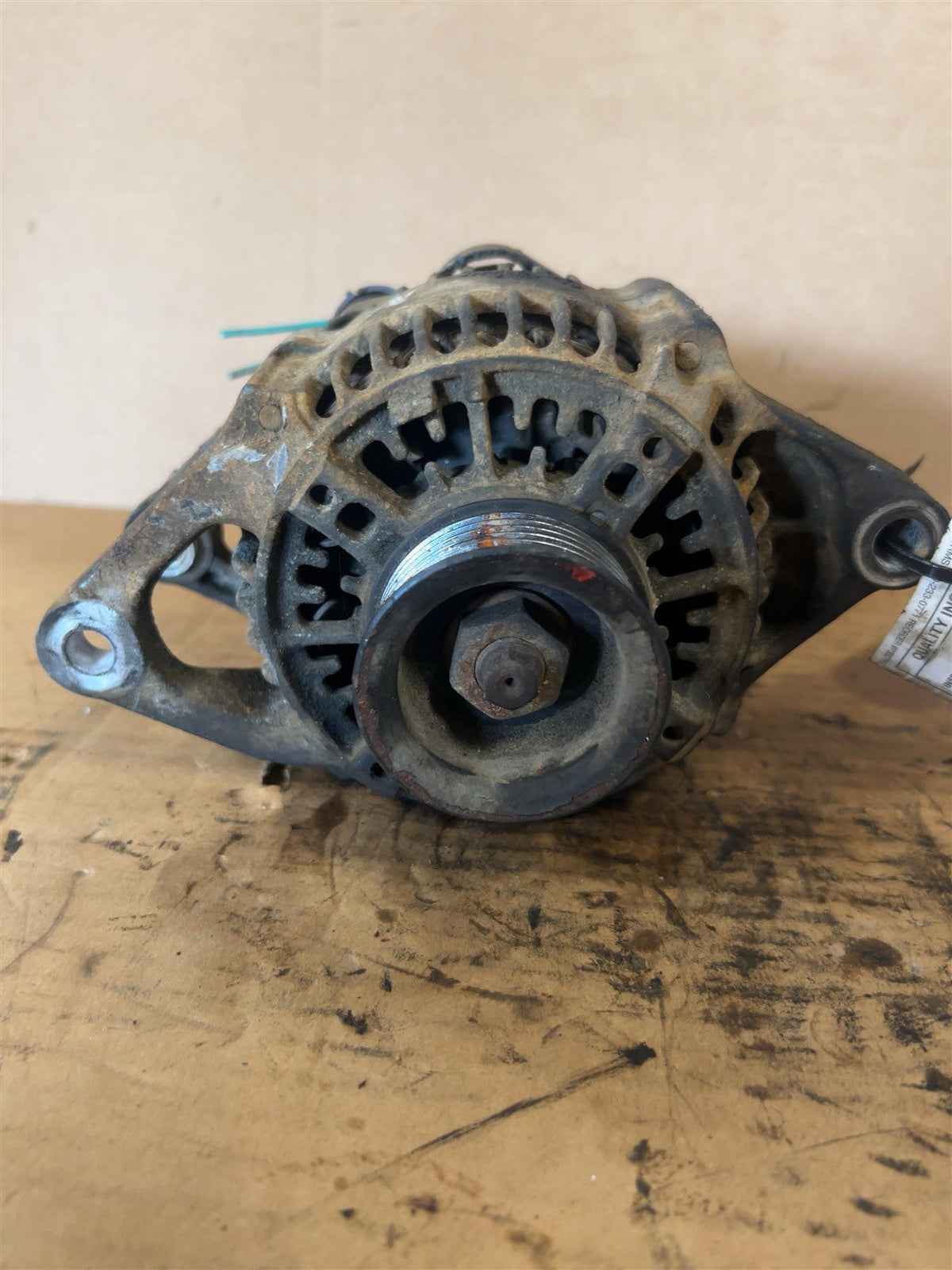 Alternator from a 2000 Jeep Cherokee, photo 1