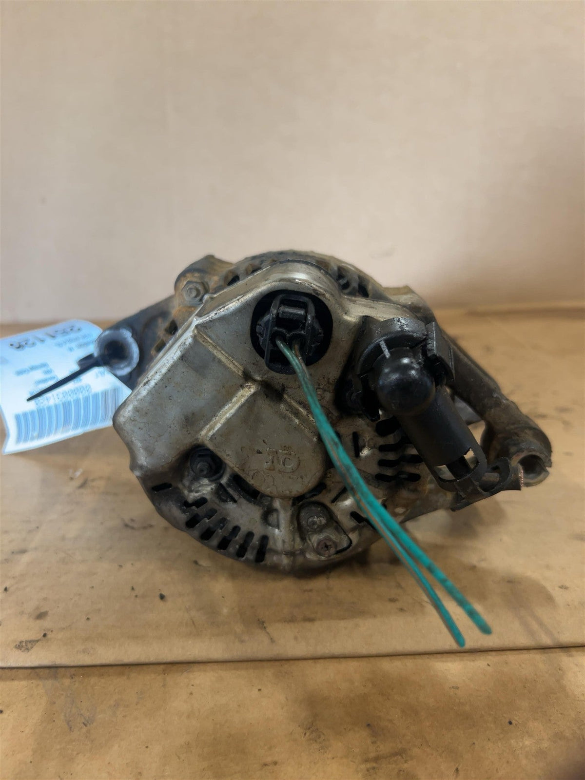Alternator from a 2000 Jeep Cherokee, photo 2