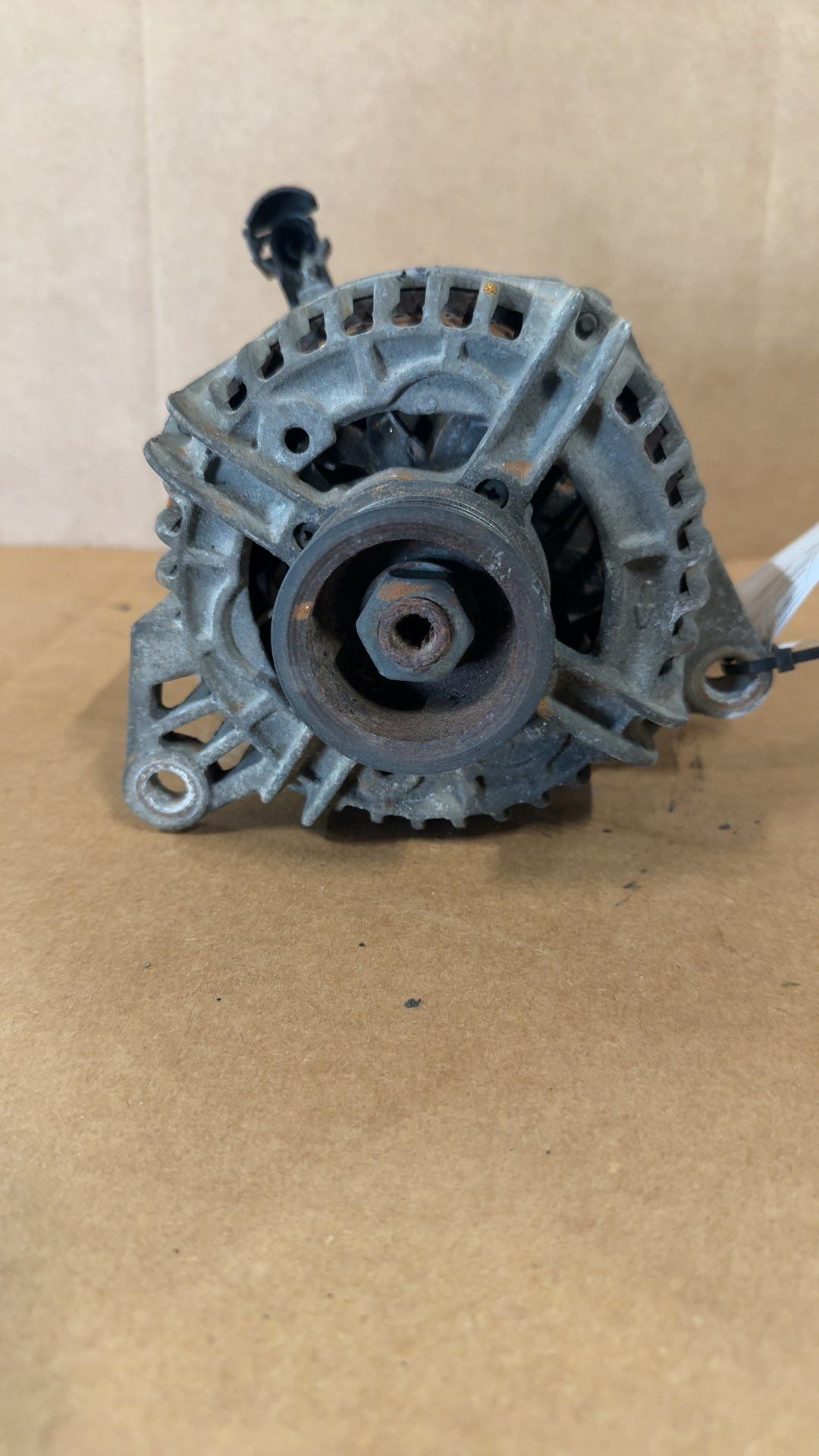 Alternator from a 2000 Jeep Grand Cherokee, photo 1