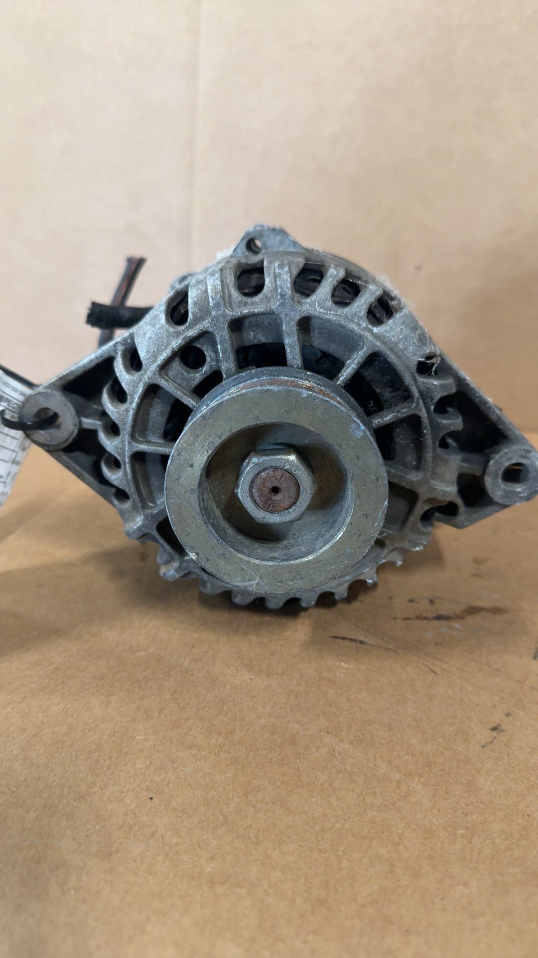 Alternator from a 2004 Ford Mustang, photo 1