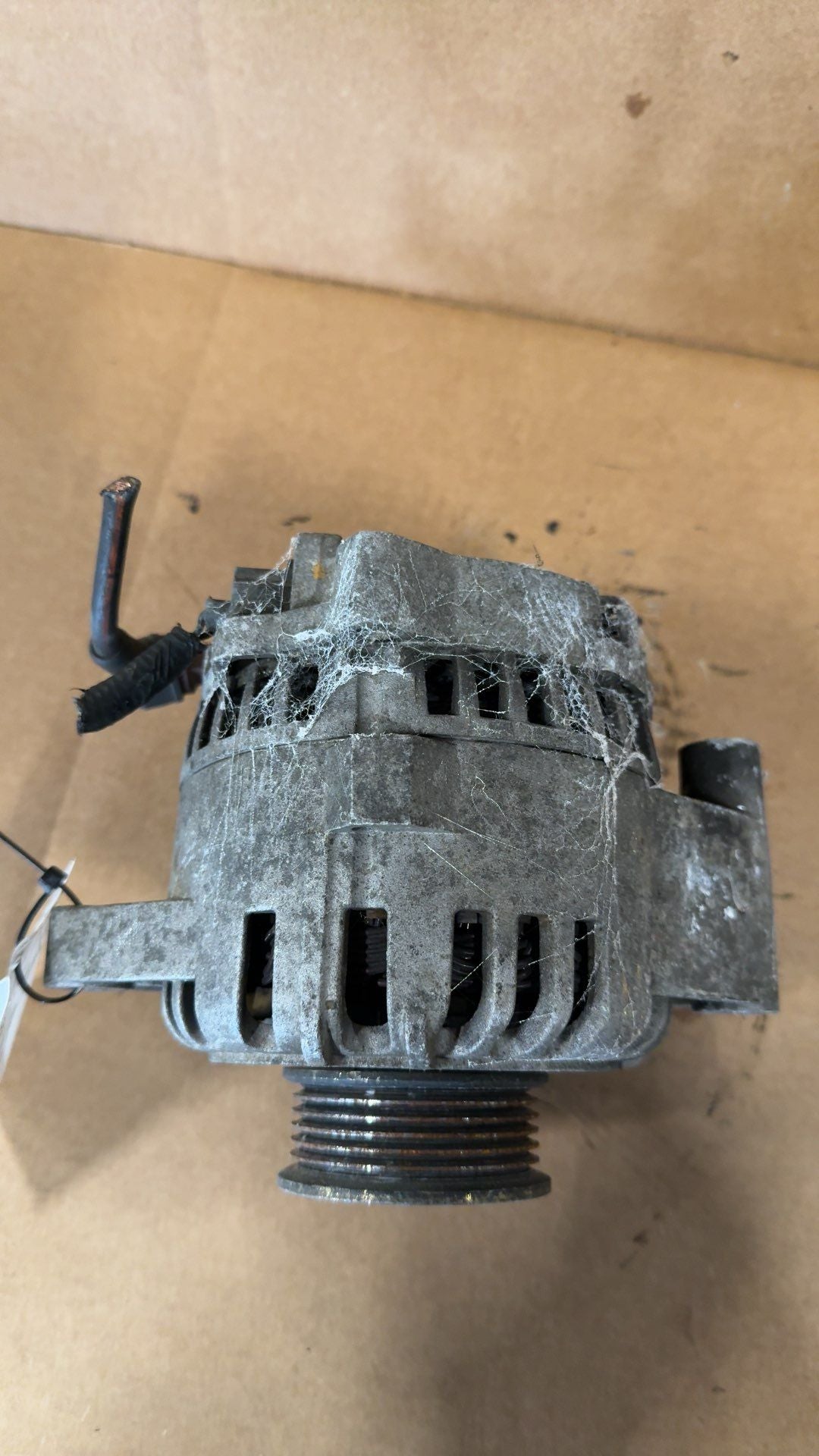 Alternator from a 2004 Ford Mustang, photo 2